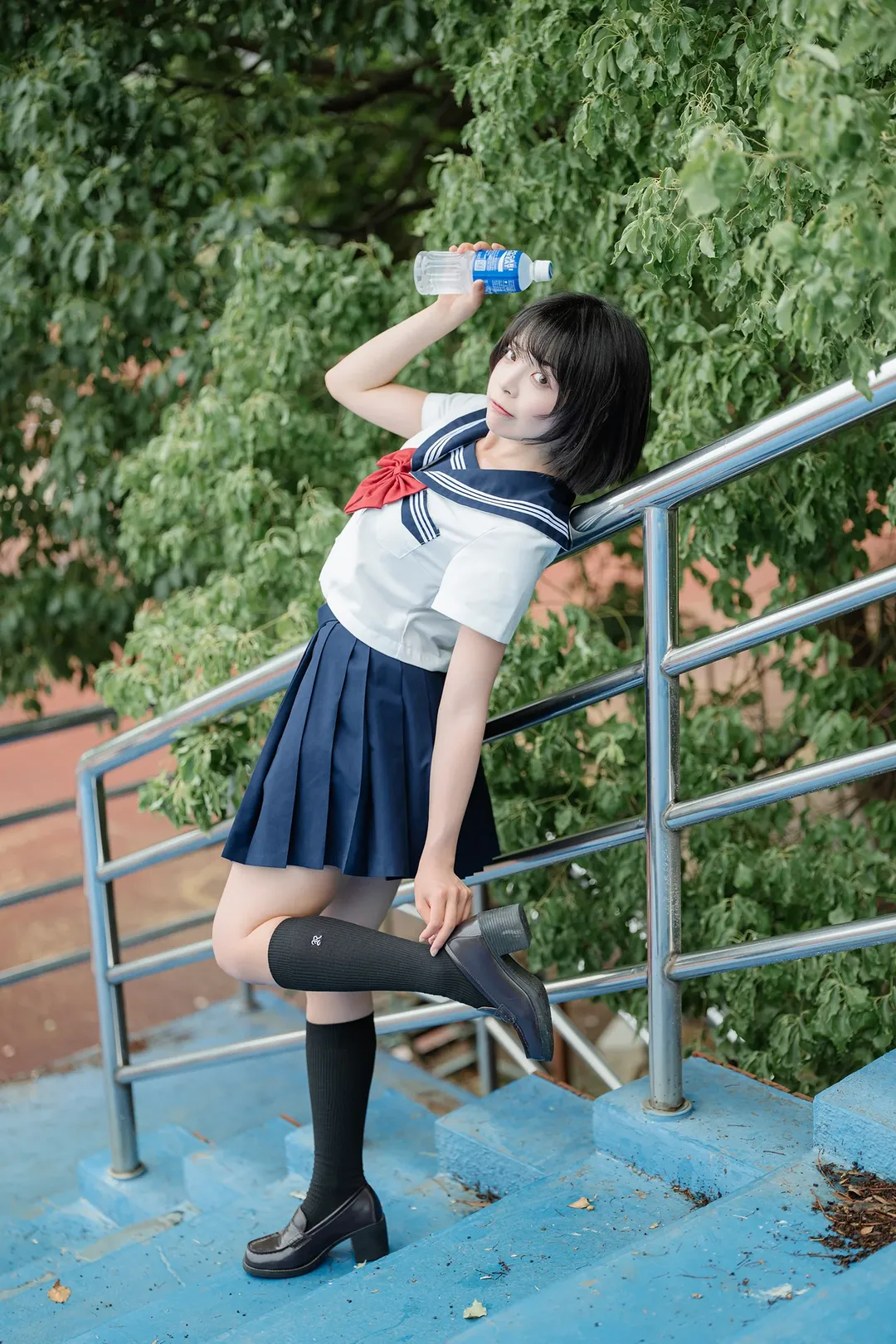 夏日水手服外拍记录：蓝色看台上的黑丝与琴盒 - 第 5 张