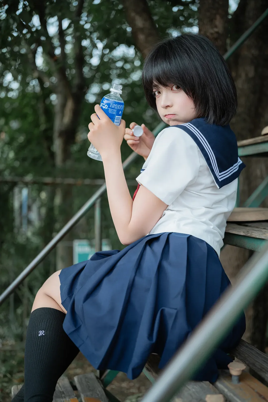 夏日水手服外拍记录：蓝色看台上的黑丝与琴盒 - 第 8 张