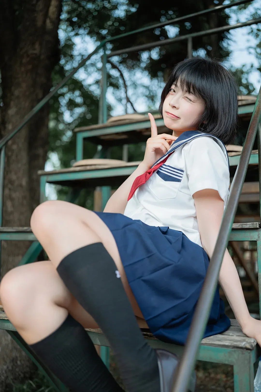 夏日水手服外拍记录：蓝色看台上的黑丝与琴盒 - 第 9 张