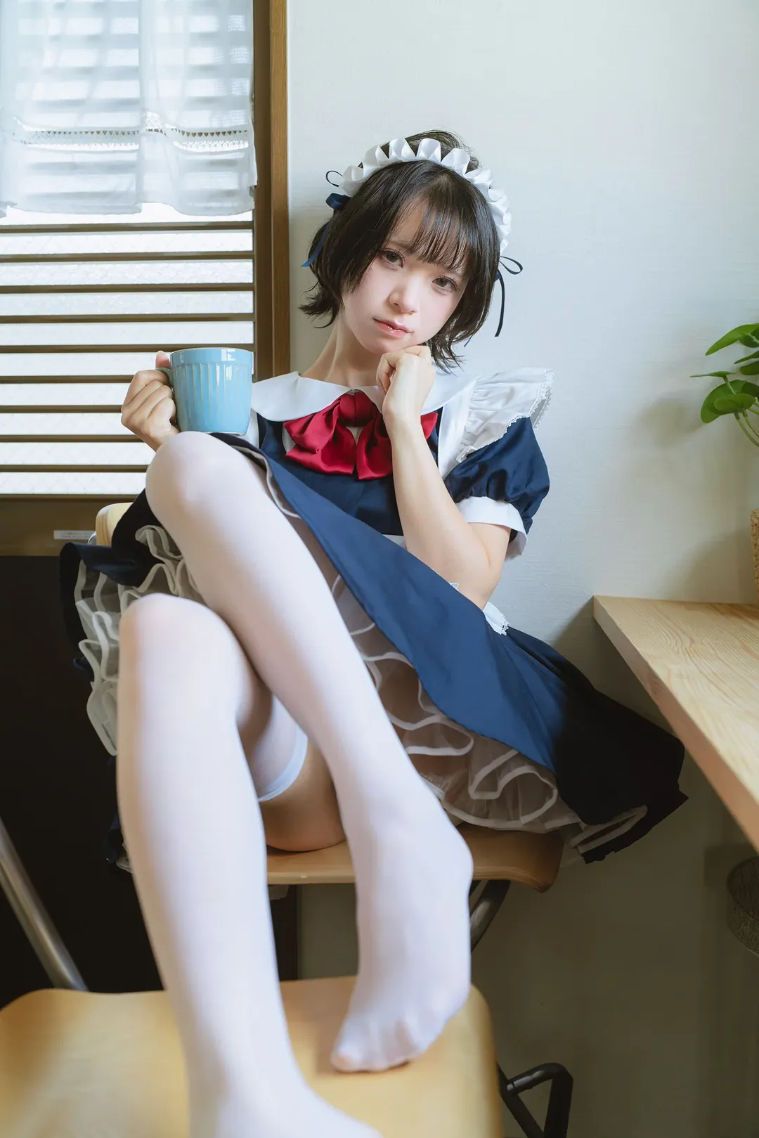 个人女仆装室内写真，搭配白丝与木桌的安静日常 - 第 15 张
