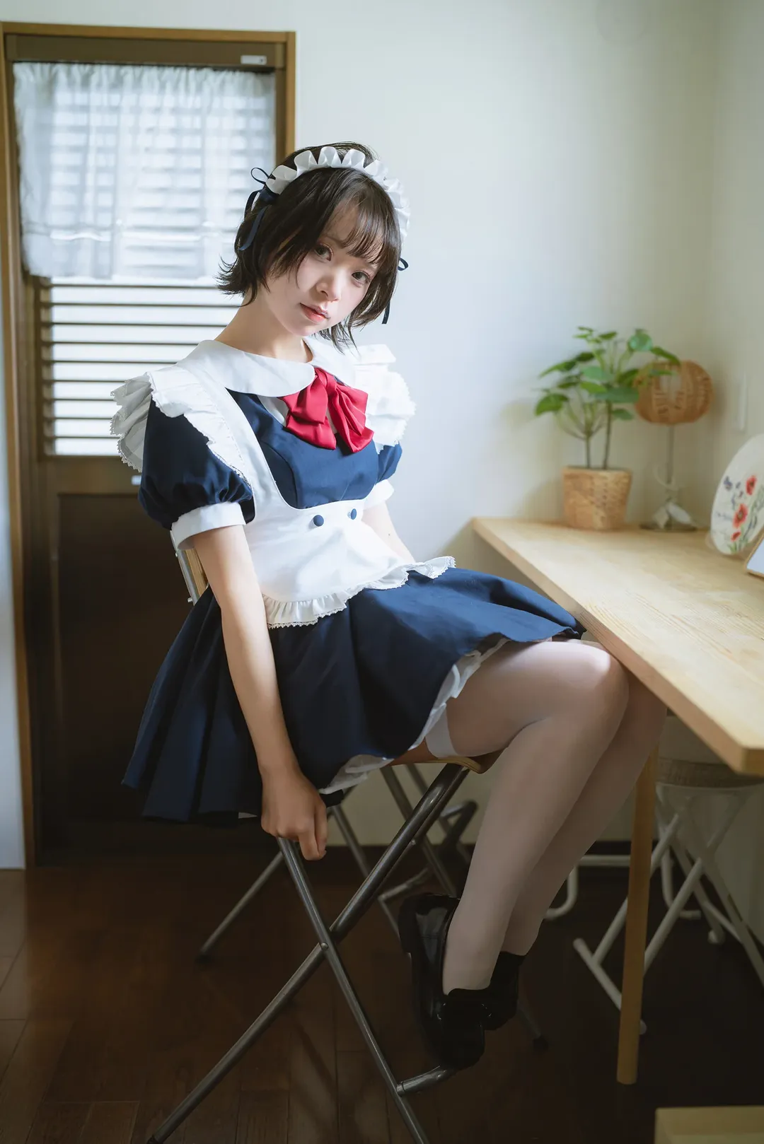 个人女仆装室内写真，搭配白丝与木桌的安静日常 - 第 2 张