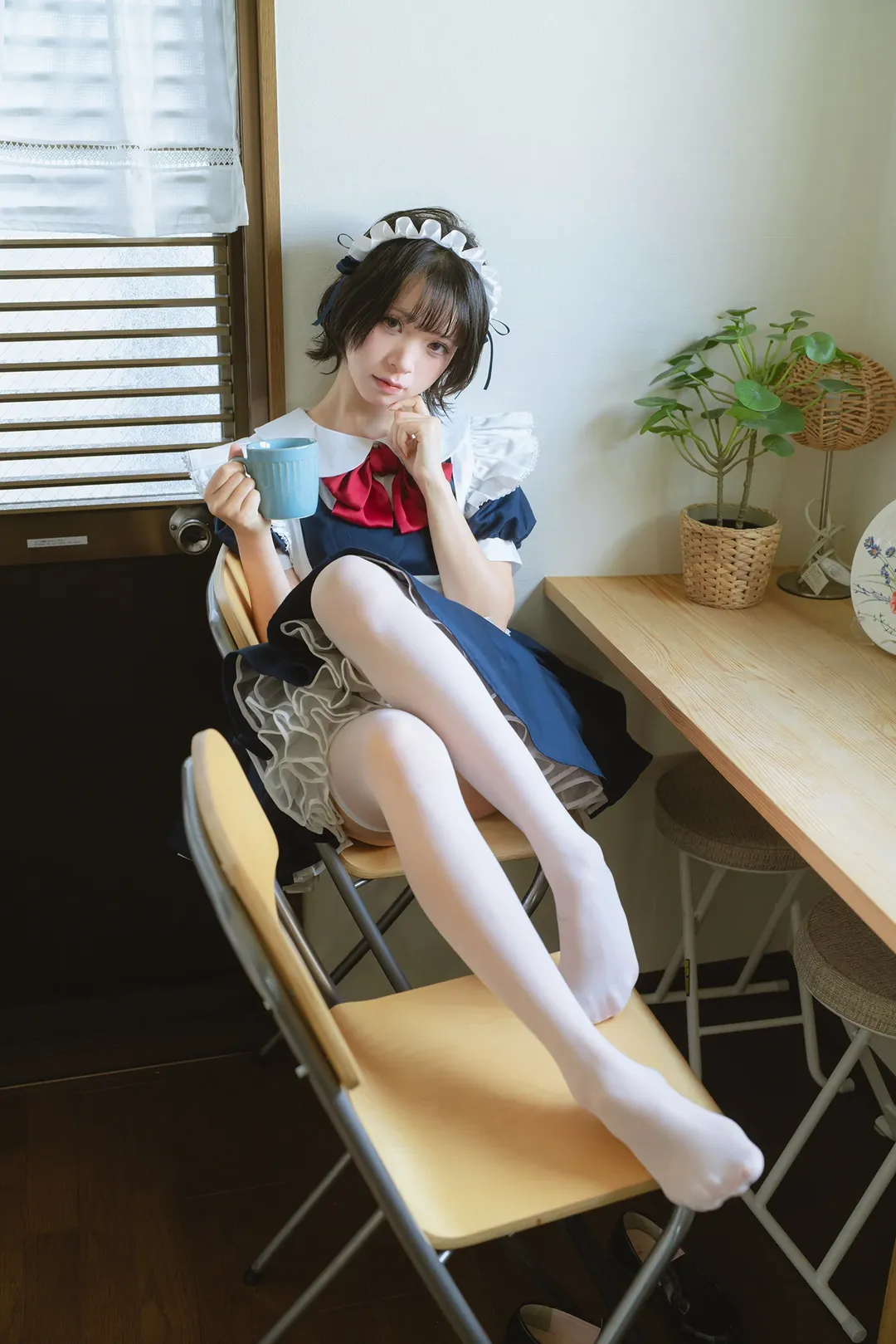 个人女仆装室内写真，搭配白丝与木桌的安静日常 - 第 8 张