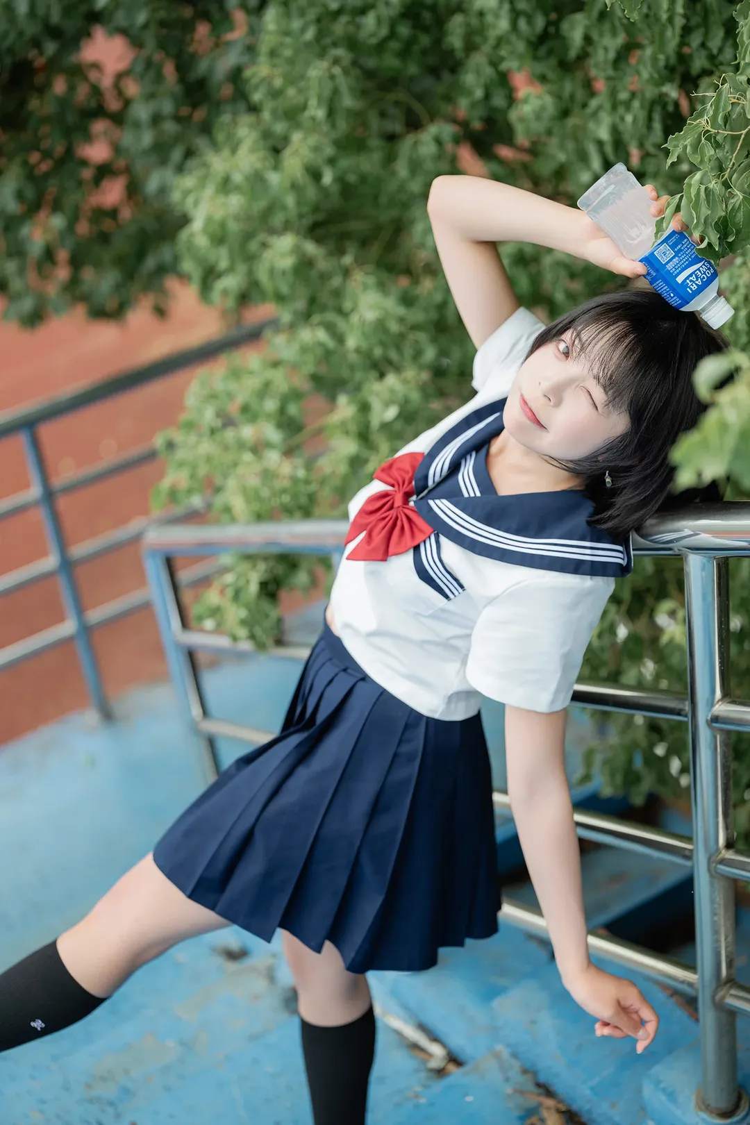 基础款水手服搭配黑色及膝袜，旧操场拍摄日系写真 - 第 10 张