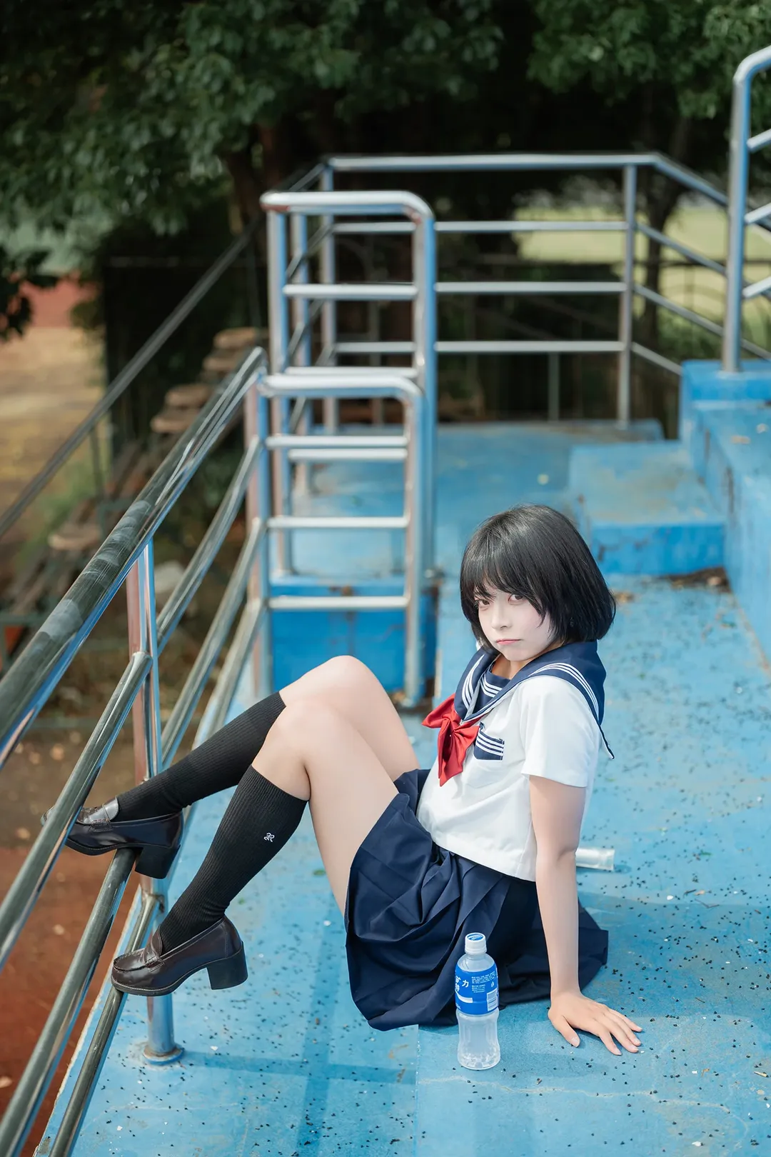 基础款水手服搭配黑色及膝袜，旧操场拍摄日系写真 - 第 11 张