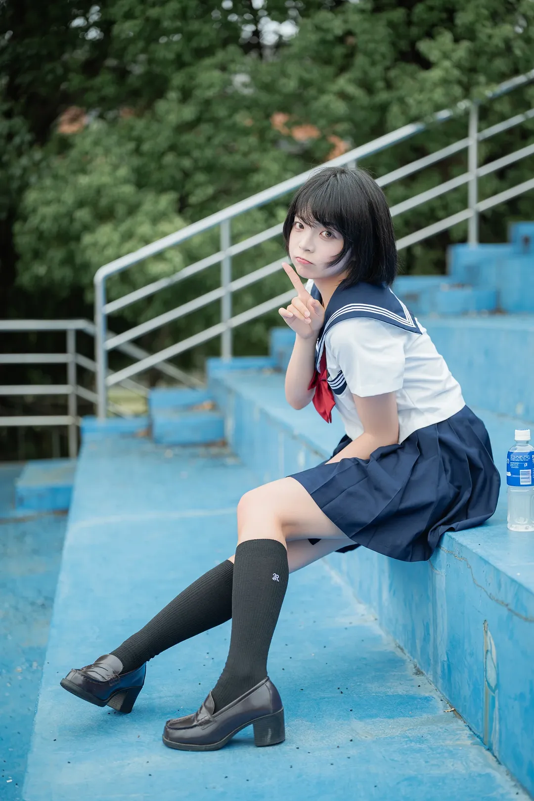 基础款水手服搭配黑色及膝袜，旧操场拍摄日系写真 - 第 12 张
