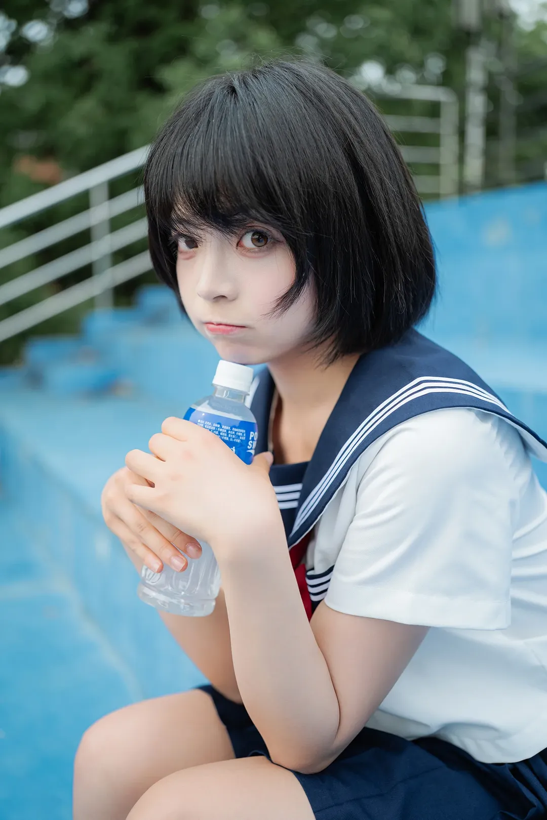 基础款水手服搭配黑色及膝袜，旧操场拍摄日系写真 - 第 13 张