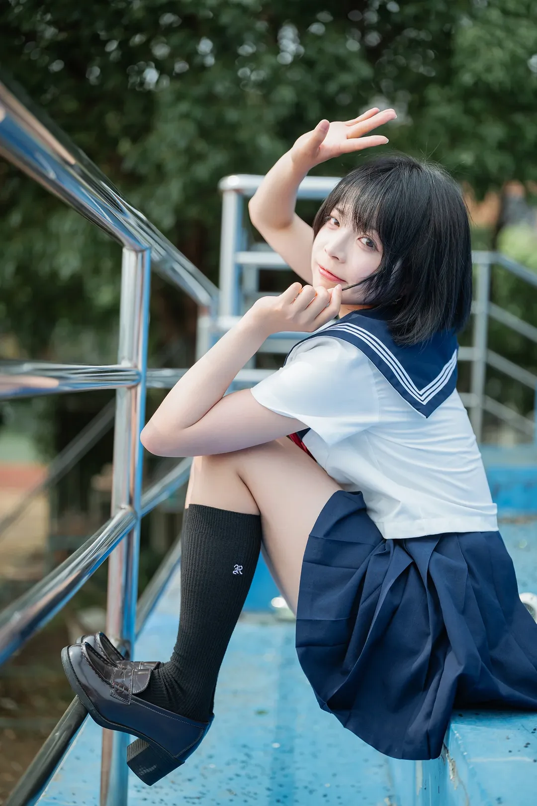 基础款水手服搭配黑色及膝袜，旧操场拍摄日系写真 - 第 2 张