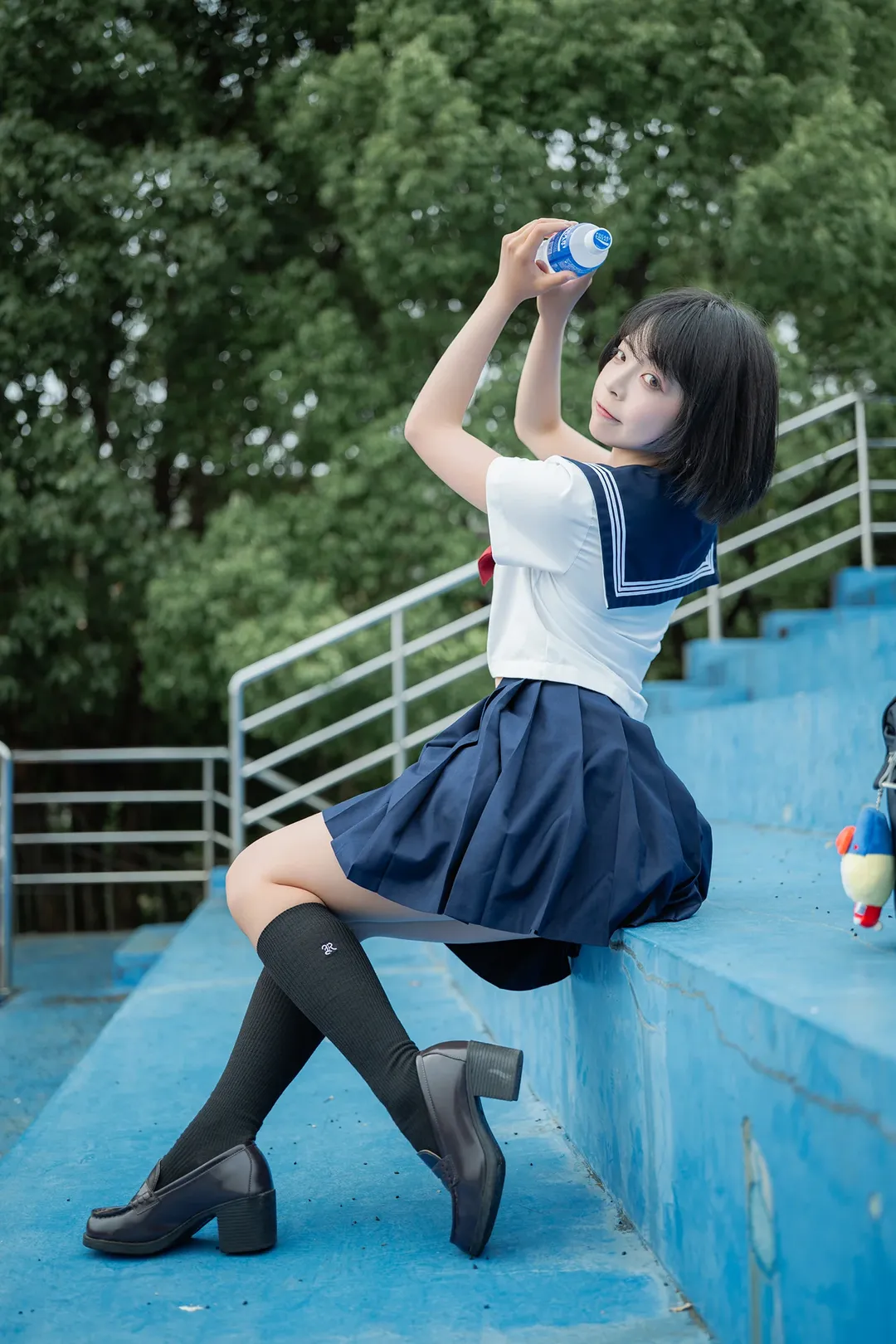 基础款水手服搭配黑色及膝袜，旧操场拍摄日系写真 - 第 5 张