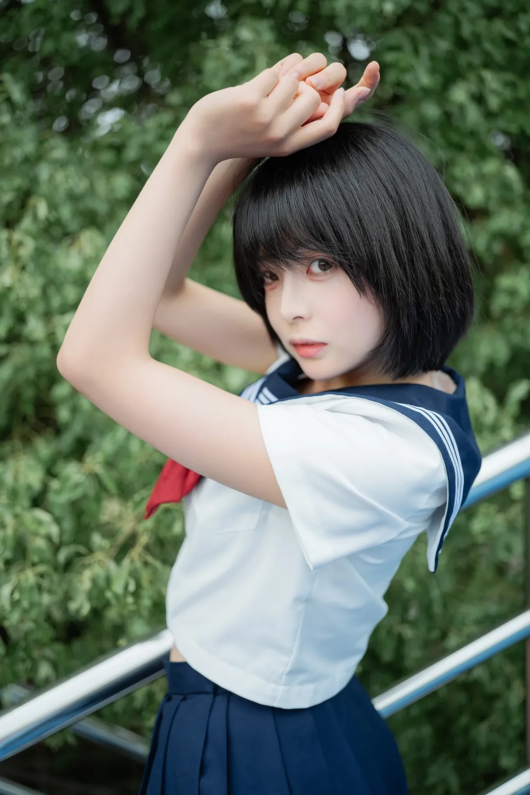 基础款水手服搭配黑色及膝袜，旧操场拍摄日系写真 - 第 9 张