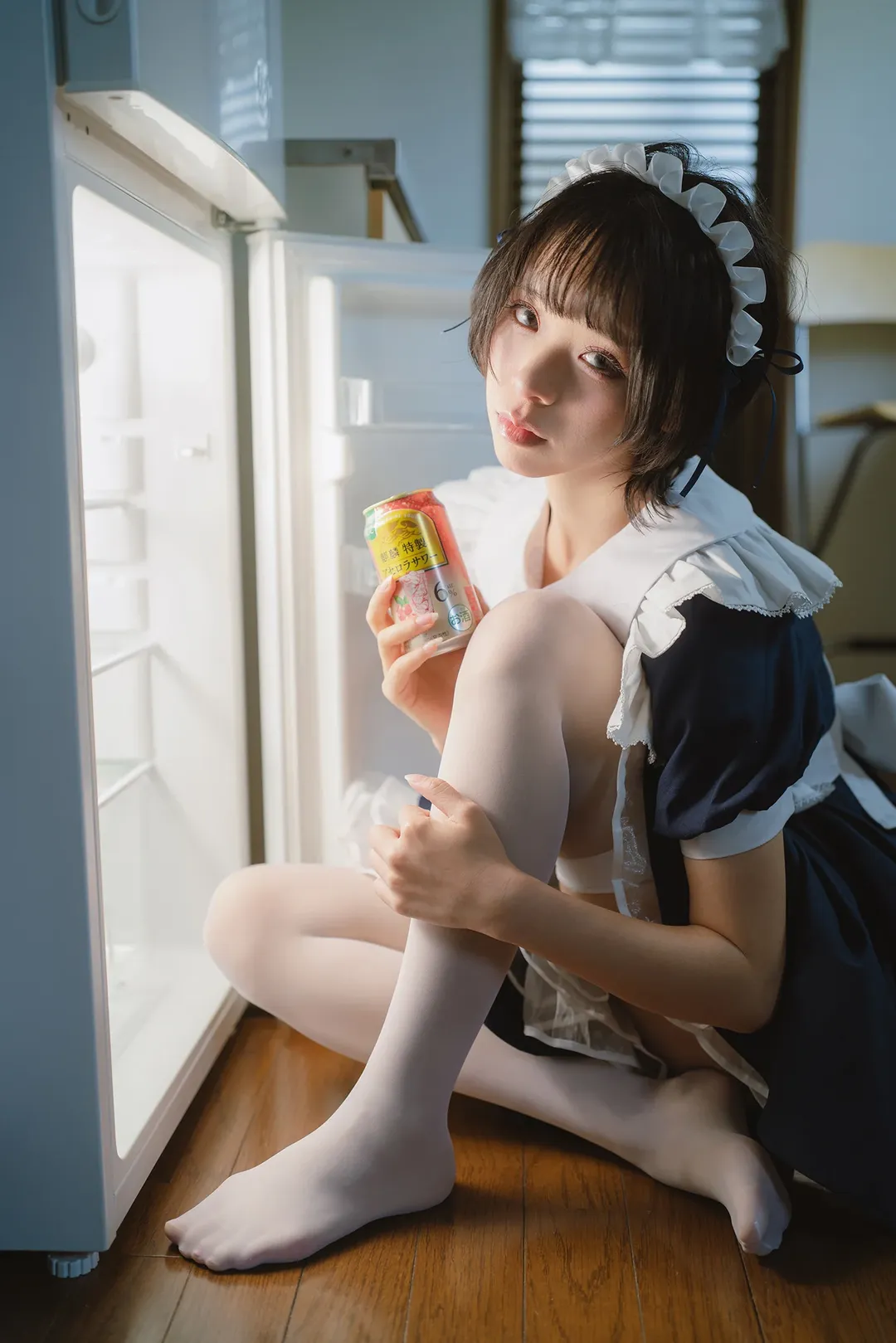 冰箱里的微醺女仆，白丝长腿真的很出片 - 第 1 张