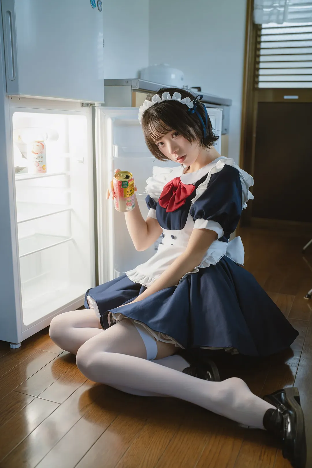 冰箱里的微醺女仆，白丝长腿真的很出片 - 第 2 张