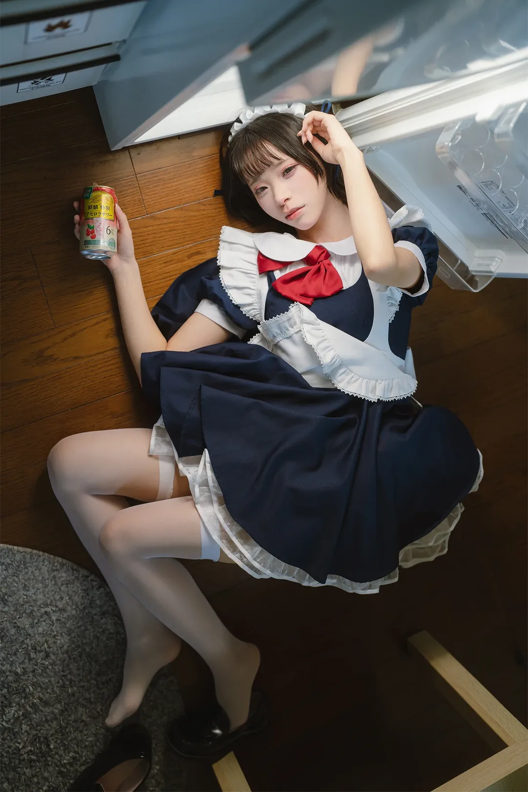 冰箱里的微醺女仆，白丝长腿真的很出片 - 第 6 张