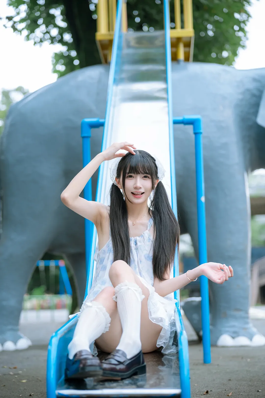 飞鸟山公园的日系复古写真，蓝白吊带裙搭配白丝乐福鞋 - 第 12 张