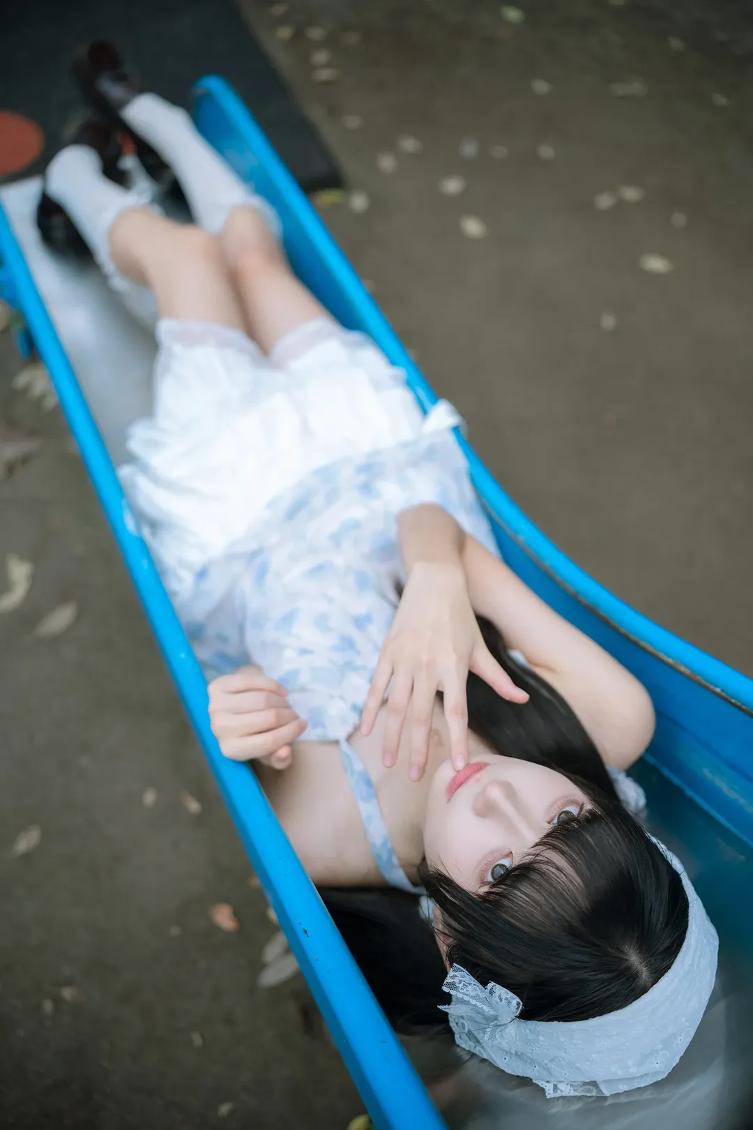 飞鸟山公园的日系复古写真，蓝白吊带裙搭配白丝乐福鞋 - 第 8 张