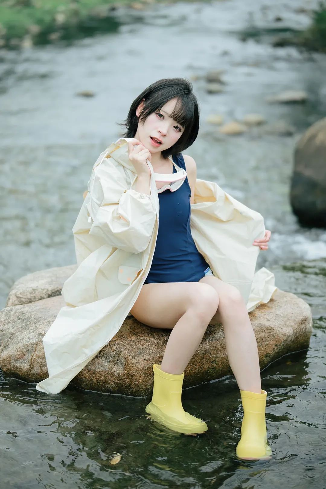 夏日溪流邊的連體泳衣與黃雨靴寫真 - 第 10 張