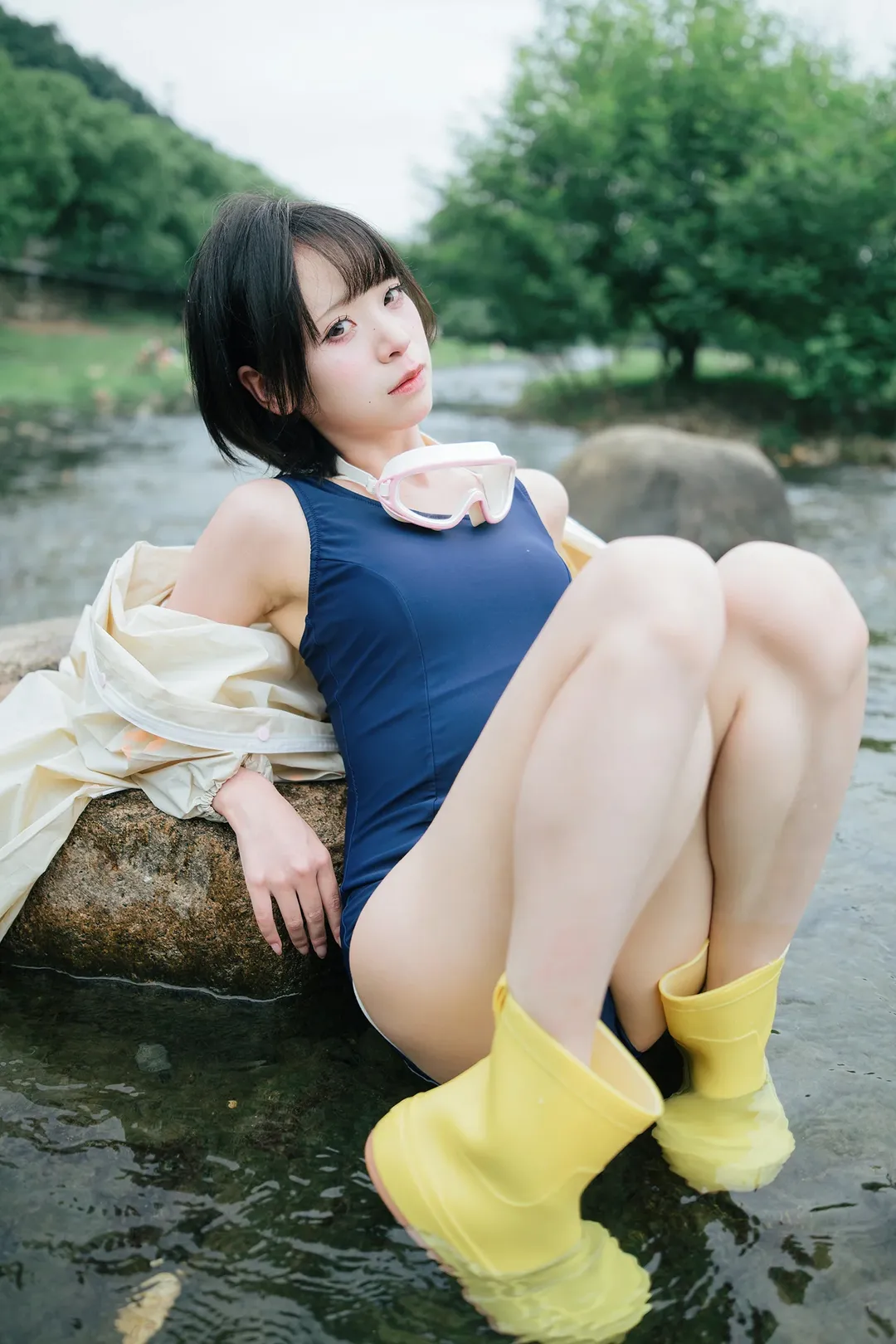 夏日溪流邊的連體泳衣與黃雨靴寫真 - 第 6 張