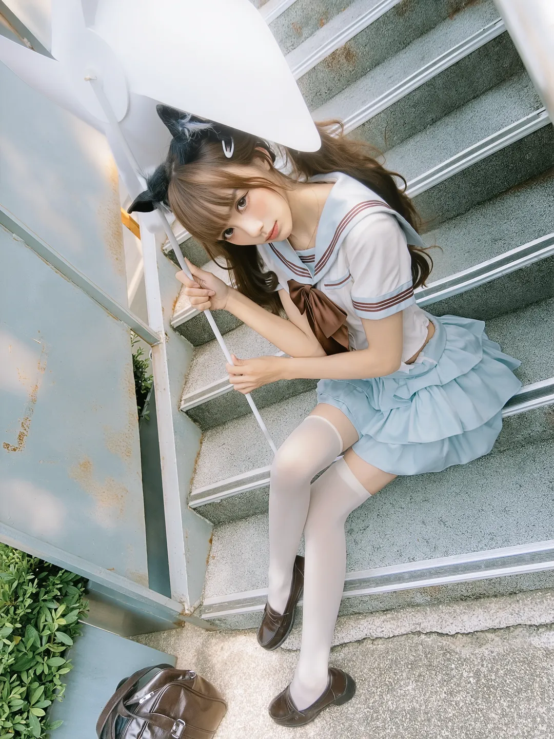 夏日楼梯间的双马尾水手服少女写真 - 第 1 张
