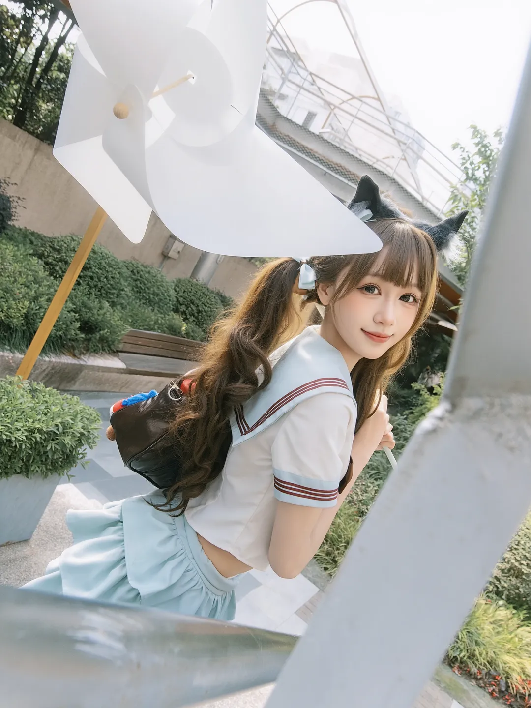 夏日楼梯间的双马尾水手服少女写真 - 第 10 张