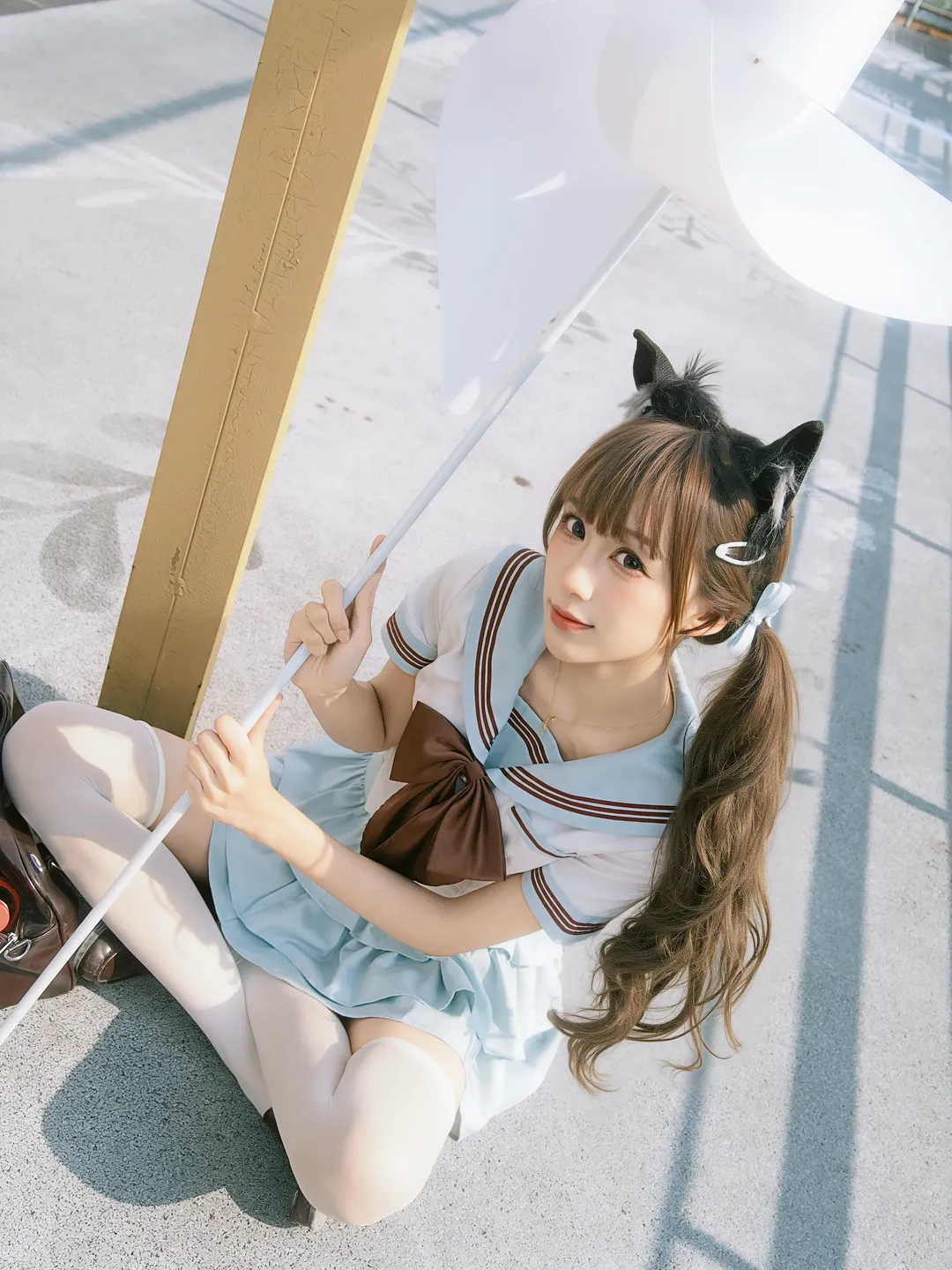 夏日楼梯间的双马尾水手服少女写真 - 第 11 张