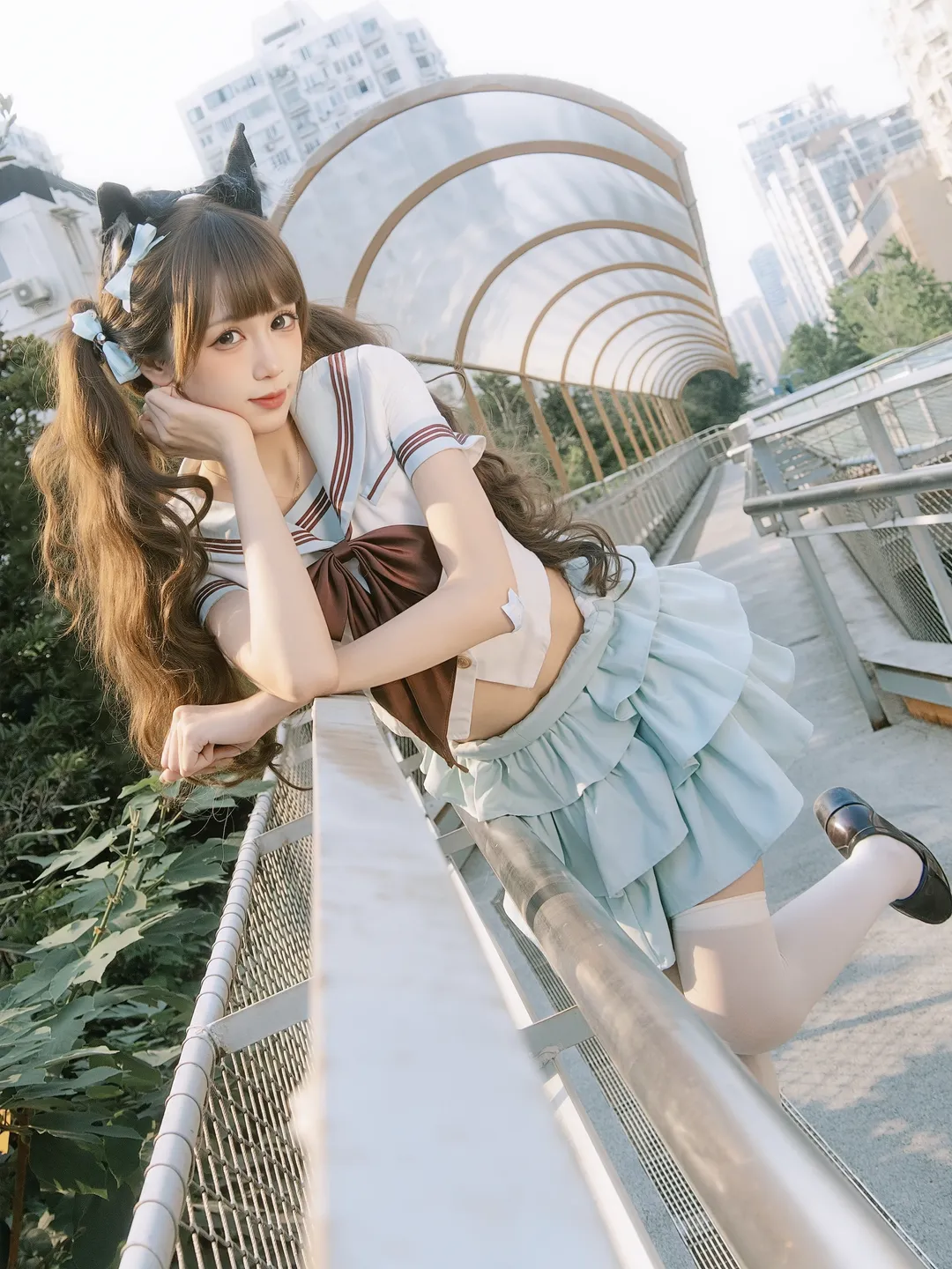夏日楼梯间的双马尾水手服少女写真 - 第 12 张