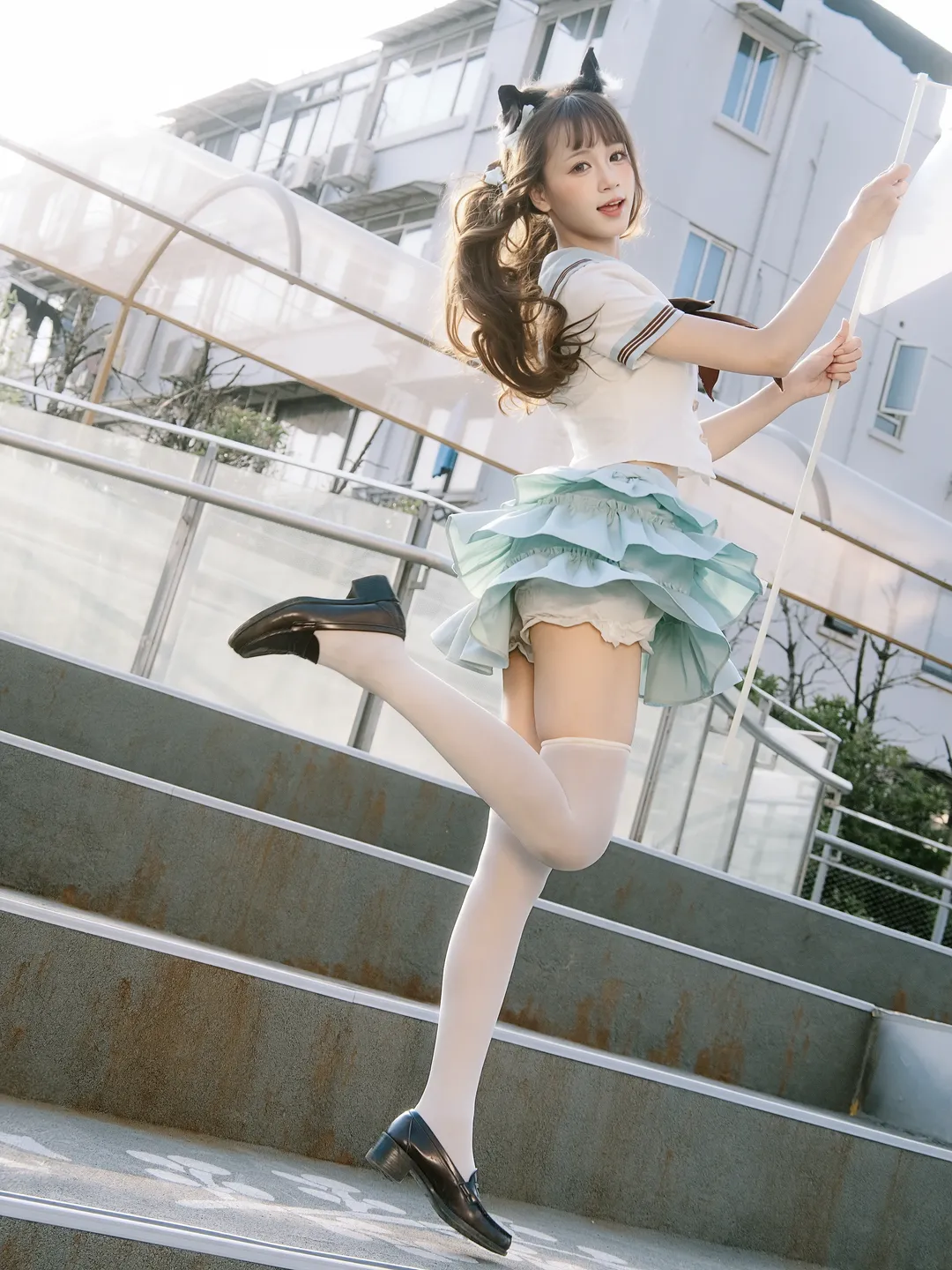 夏日楼梯间的双马尾水手服少女写真 - 第 13 张