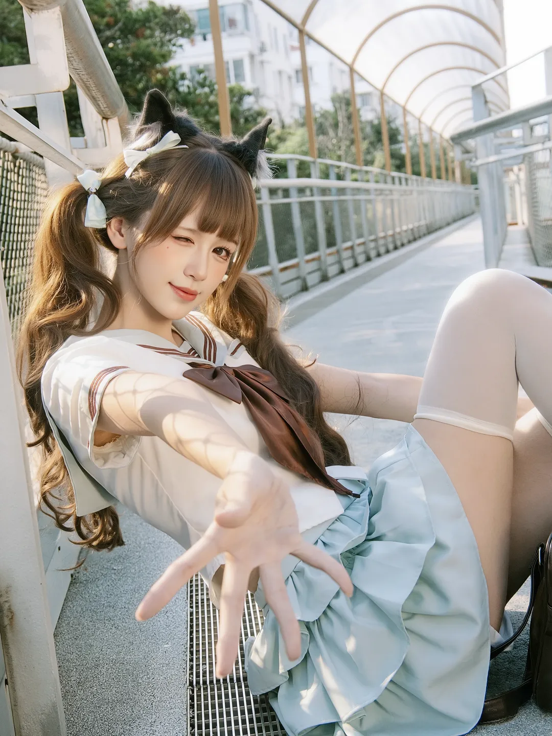 夏日楼梯间的双马尾水手服少女写真 - 第 14 张