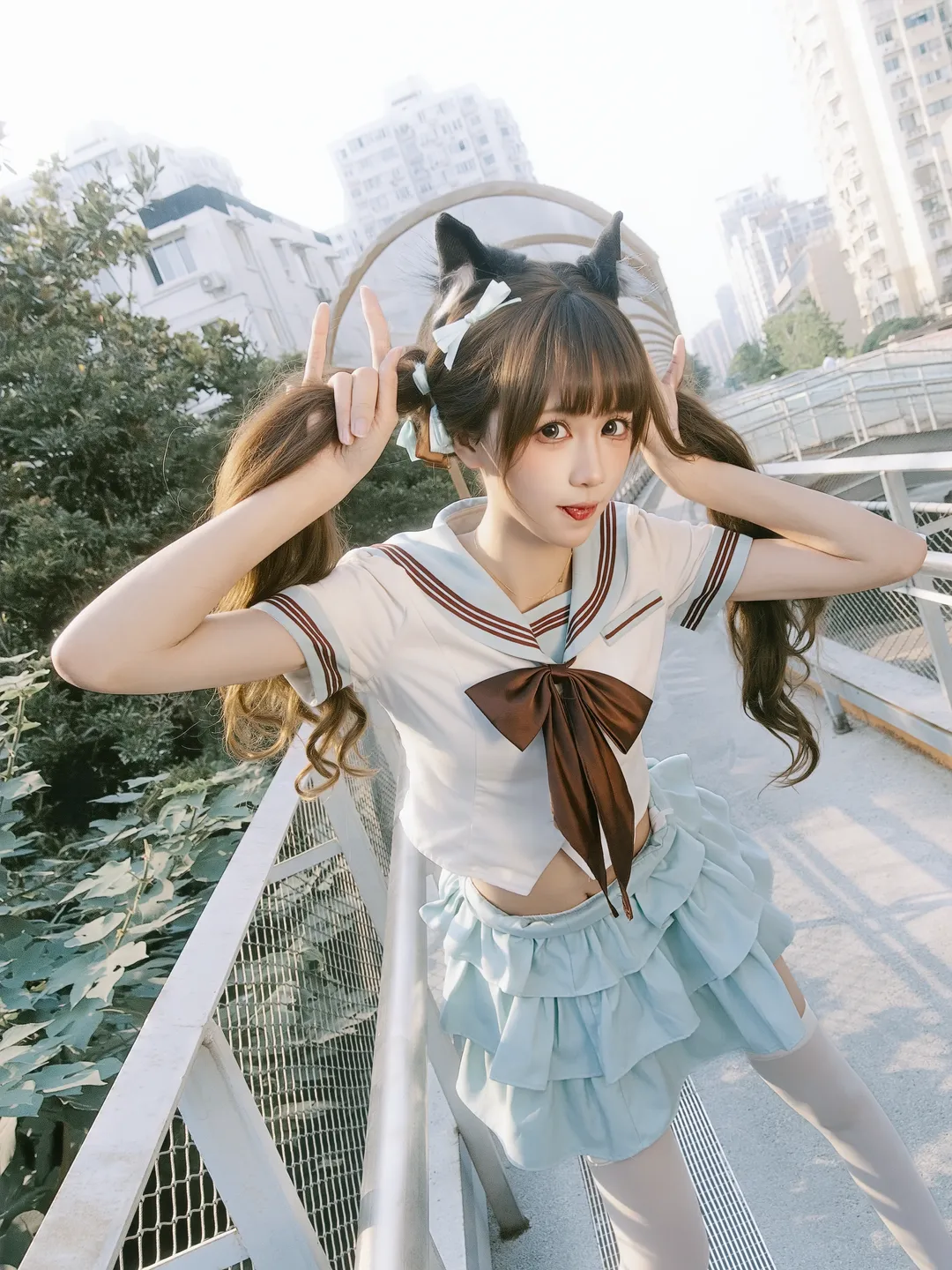 夏日楼梯间的双马尾水手服少女写真 - 第 15 张