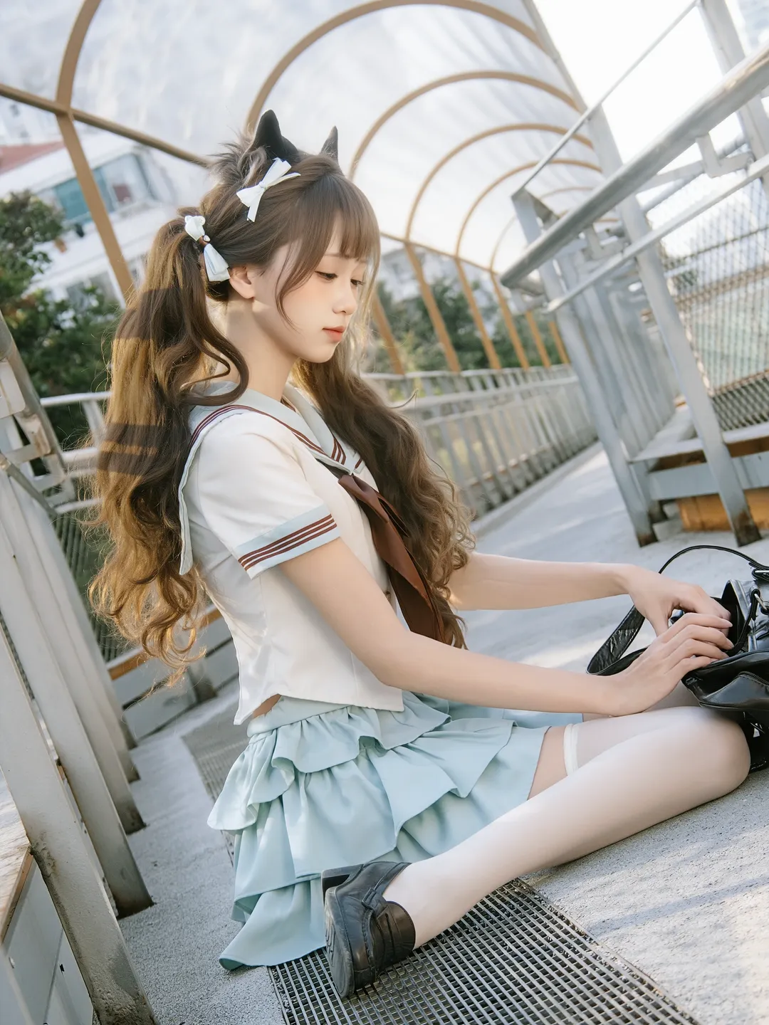 夏日楼梯间的双马尾水手服少女写真 - 第 16 张