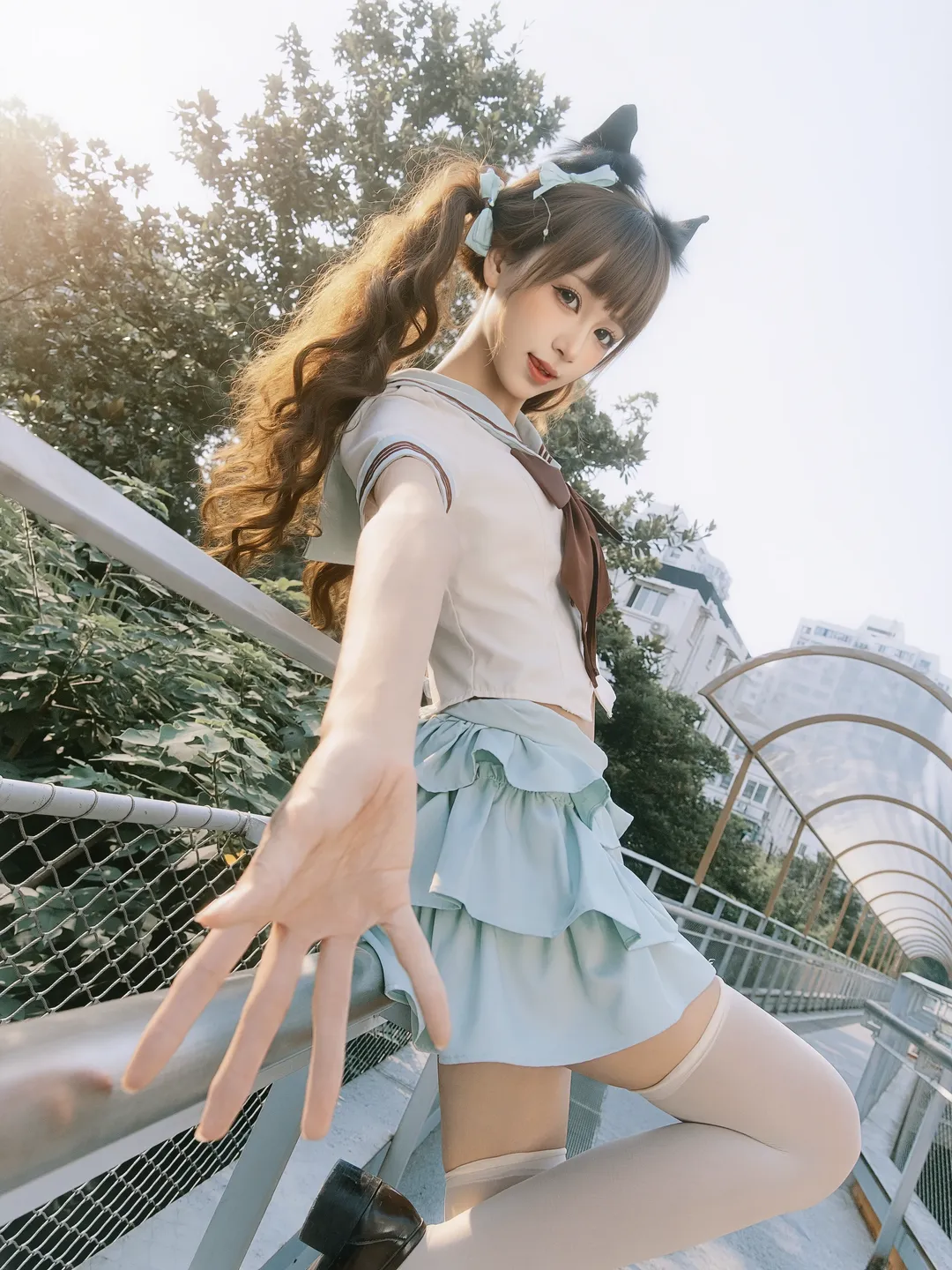 夏日楼梯间的双马尾水手服少女写真 - 第 17 张