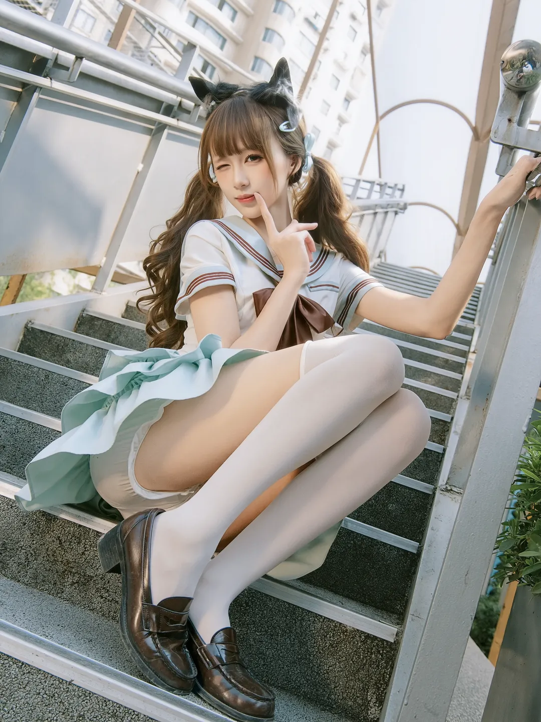 夏日楼梯间的双马尾水手服少女写真 - 第 3 张