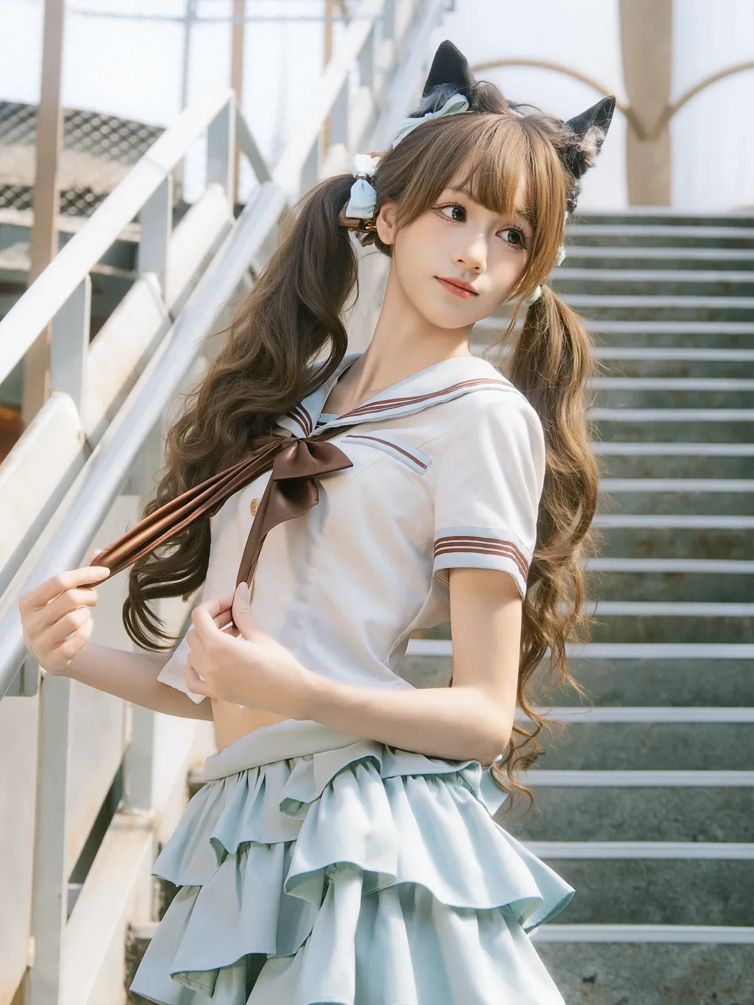 夏日楼梯间的双马尾水手服少女写真 - 第 4 张