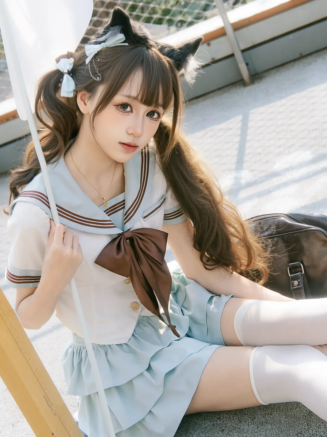 夏日楼梯间的双马尾水手服少女写真 - 第 5 张