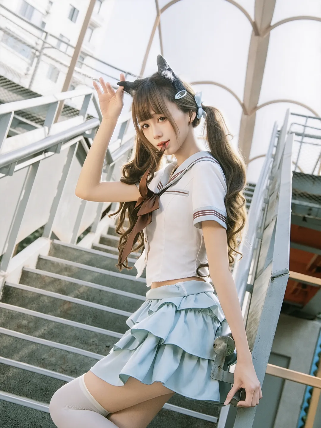 夏日楼梯间的双马尾水手服少女写真 - 第 6 张