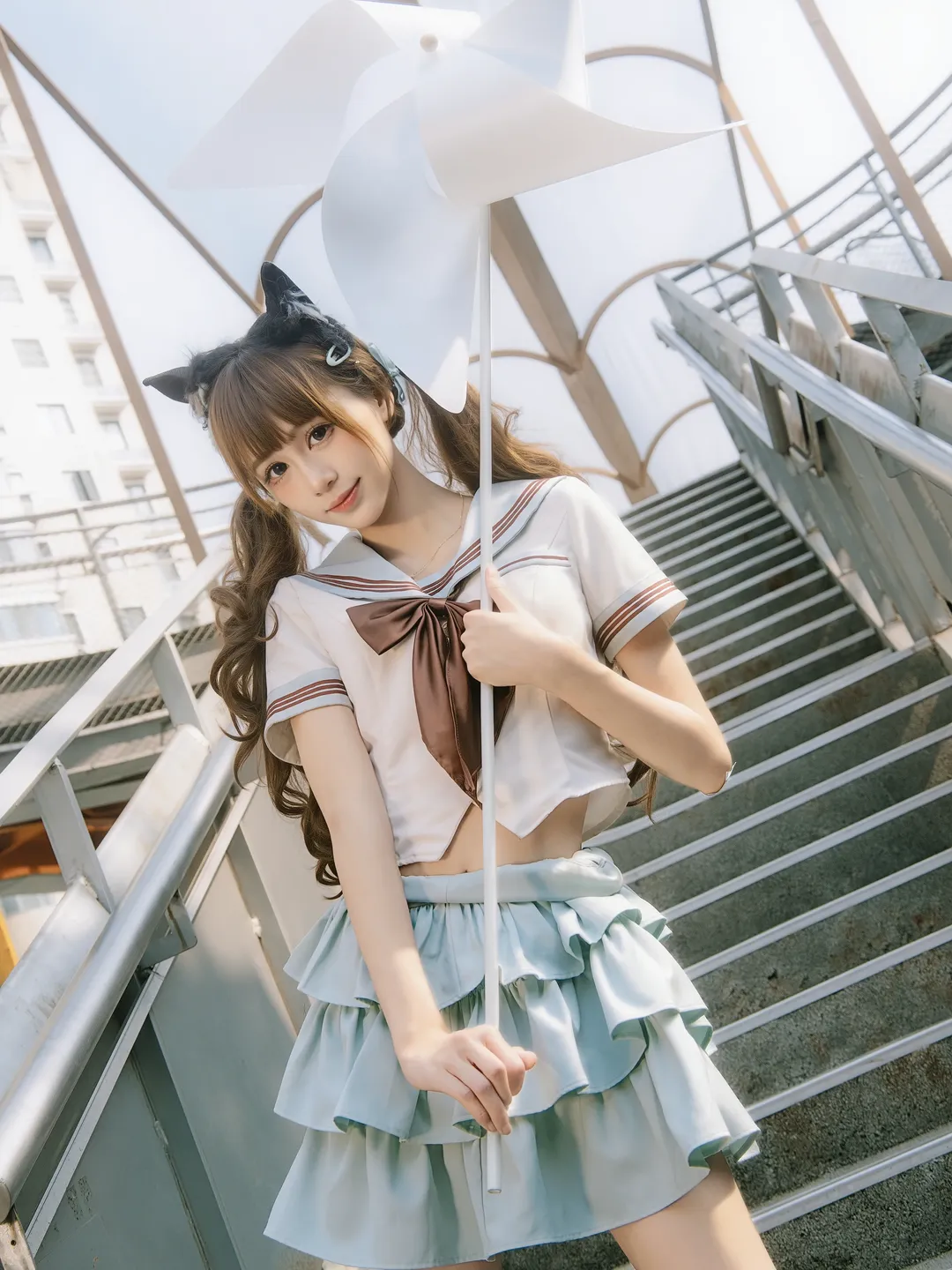 夏日楼梯间的双马尾水手服少女写真 - 第 8 张