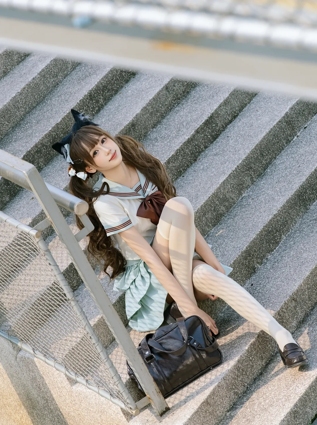 夏日楼梯间的双马尾水手服少女写真 - 第 9 张