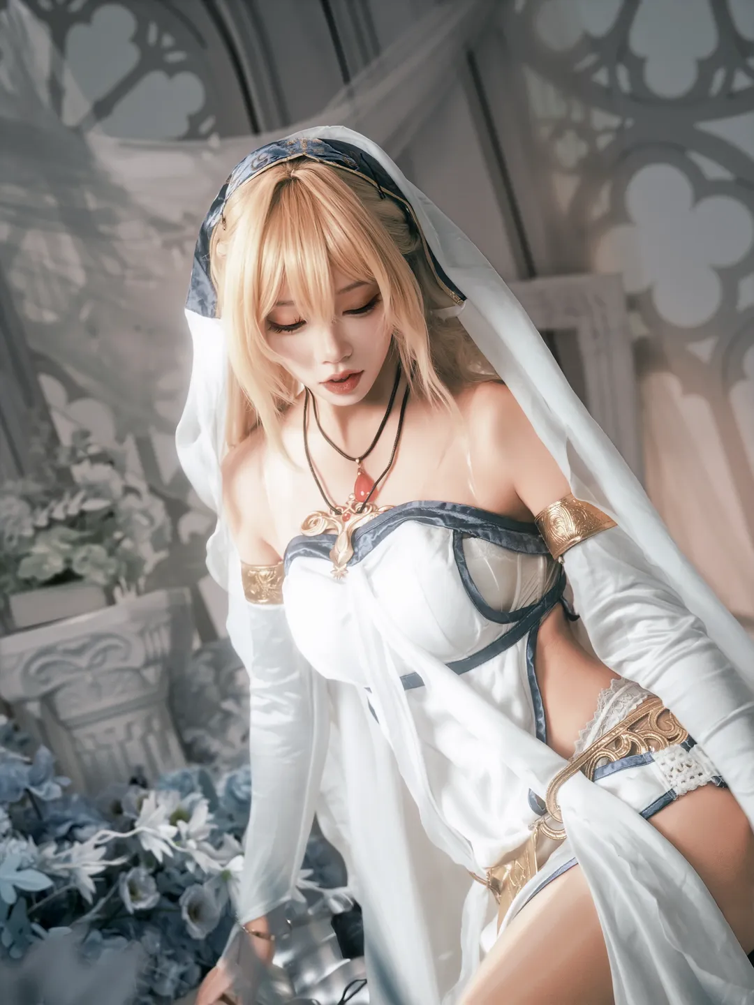 【聖女cos】哥布林殺手：純白與暗影間的聖潔化身 - 第 14 張