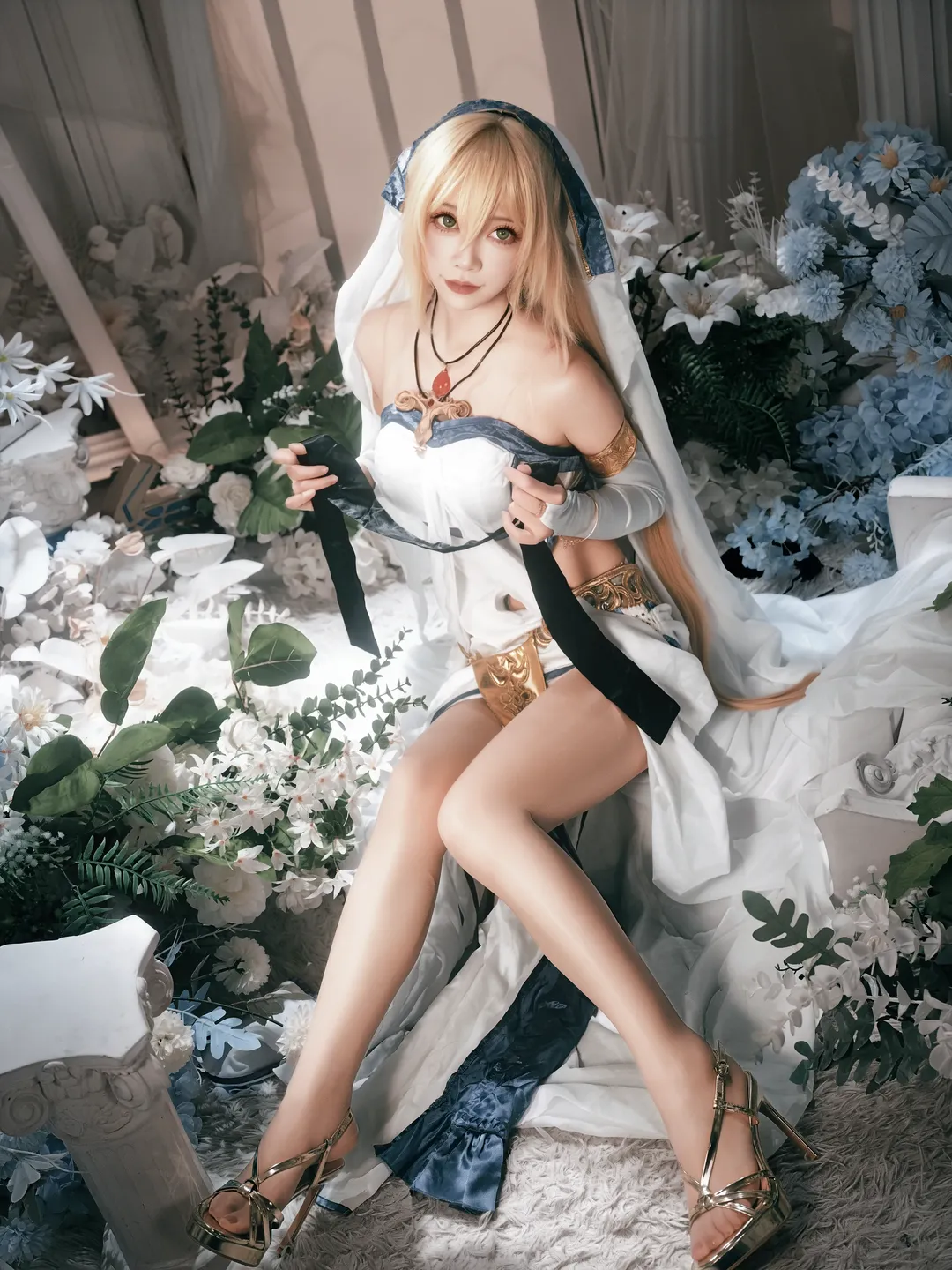 【聖女cos】哥布林殺手：純白與暗影間的聖潔化身 - 第 9 張