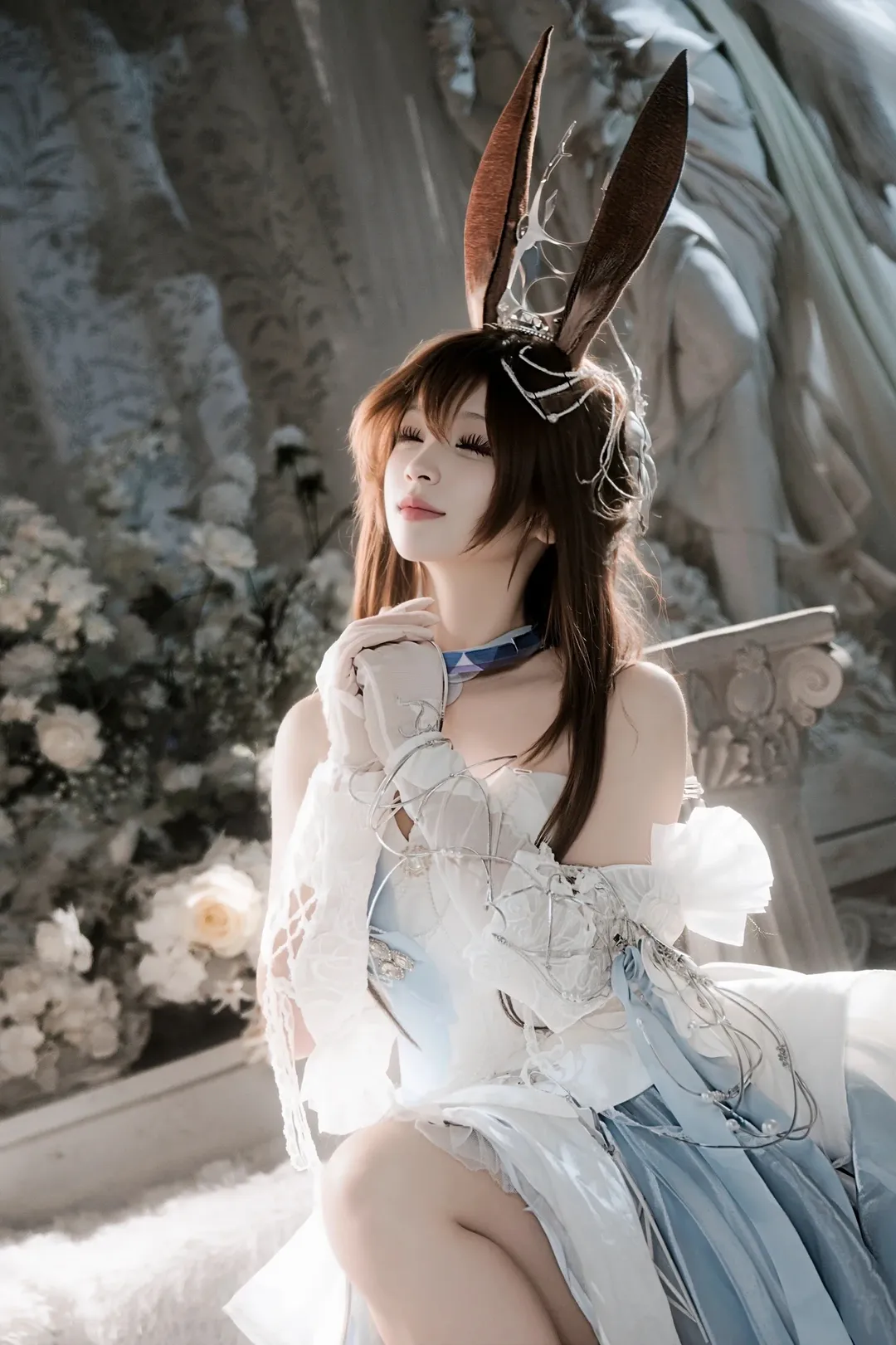 【阿米婭cos】明日方舟阿米婭的冰藍花海與光影 - 第 10 張