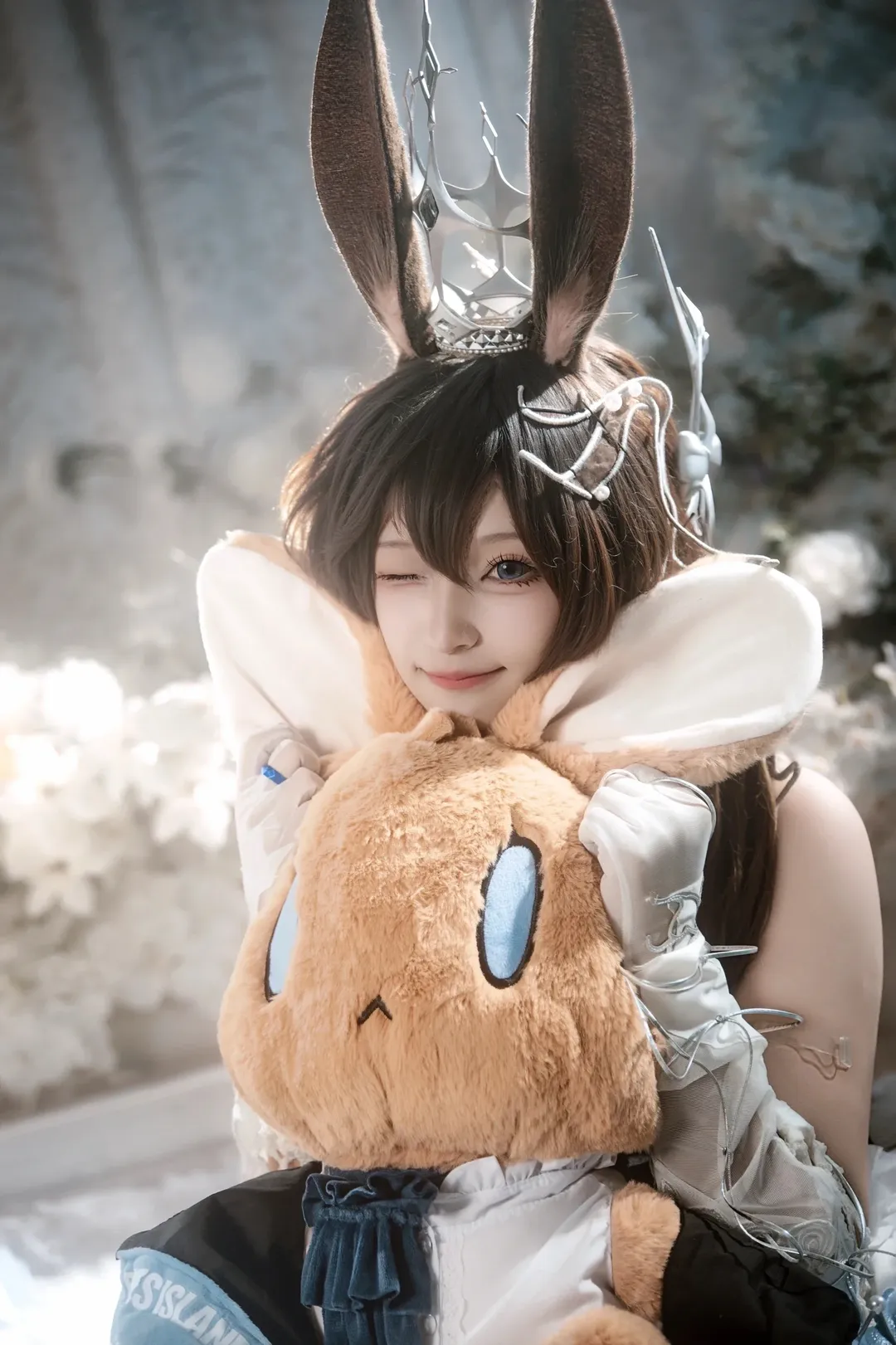 【阿米婭cos】明日方舟阿米婭的冰藍花海與光影 - 第 11 張
