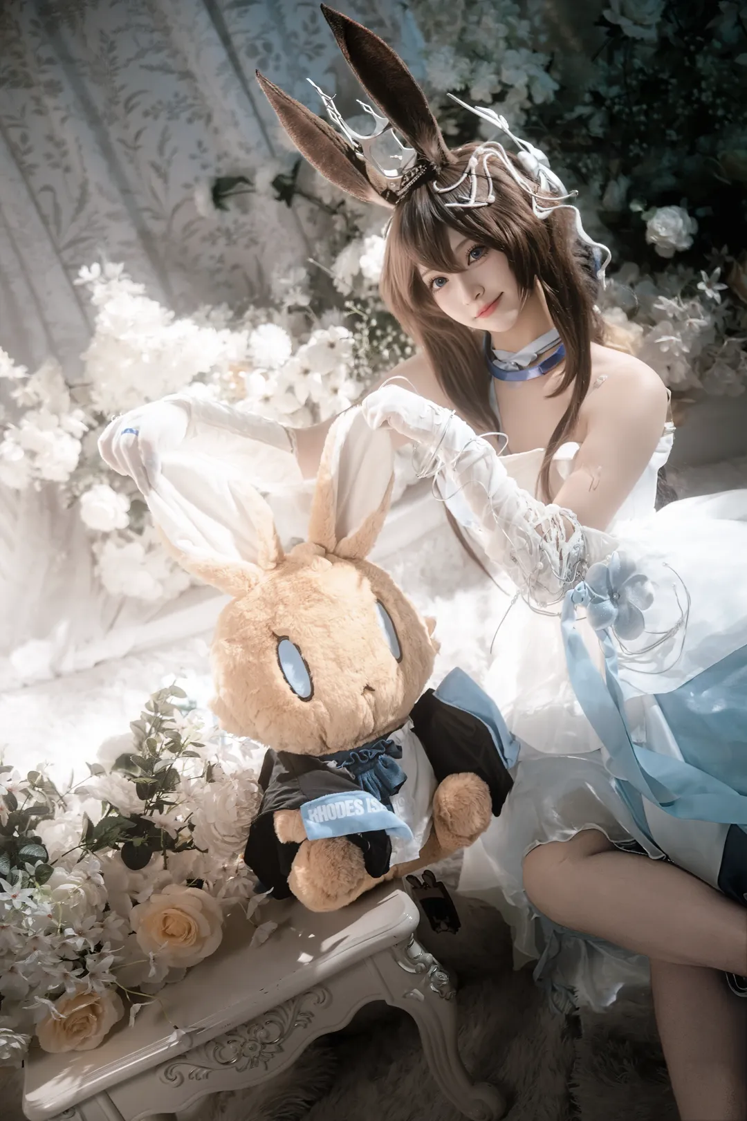 【阿米婭cos】明日方舟阿米婭的冰藍花海與光影 - 第 13 張