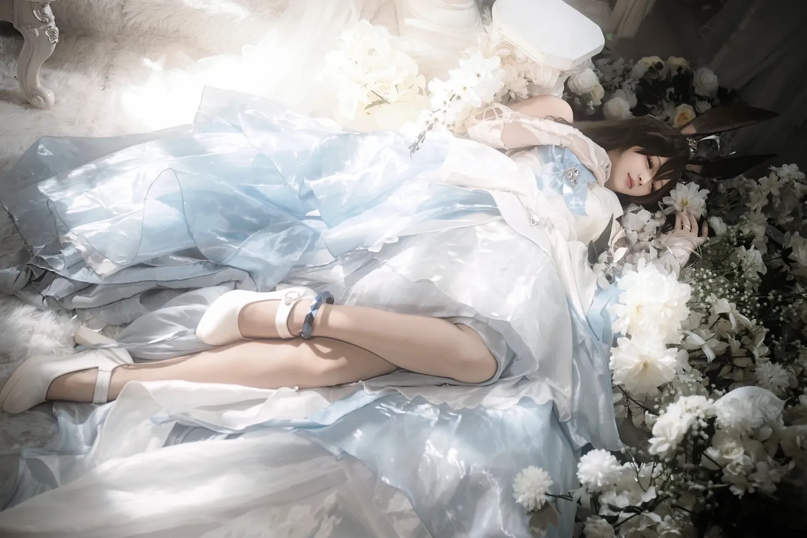 【阿米婭cos】明日方舟阿米婭的冰藍花海與光影 - 第 3 張