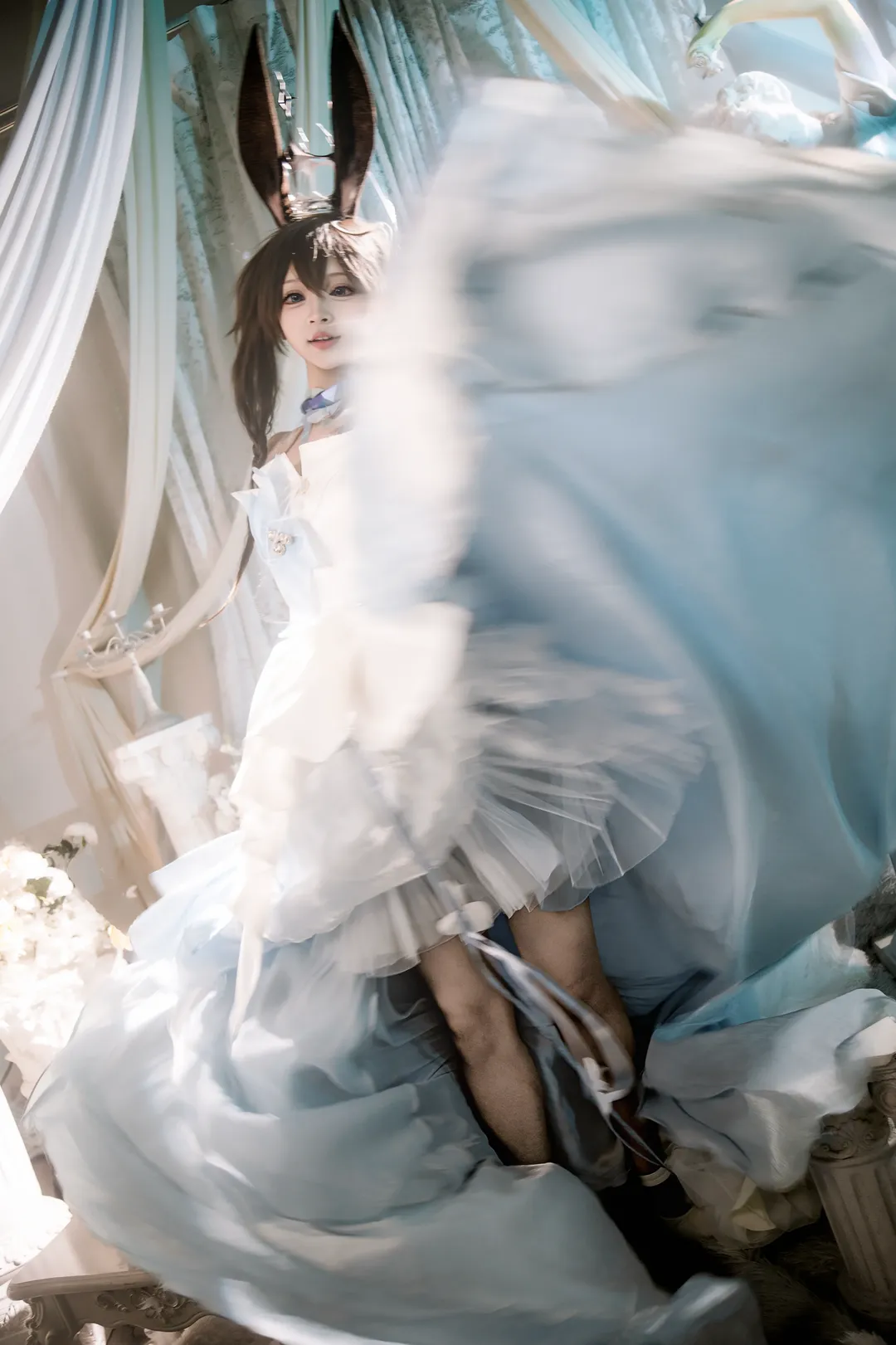 【阿米婭cos】明日方舟阿米婭的冰藍花海與光影 - 第 4 張