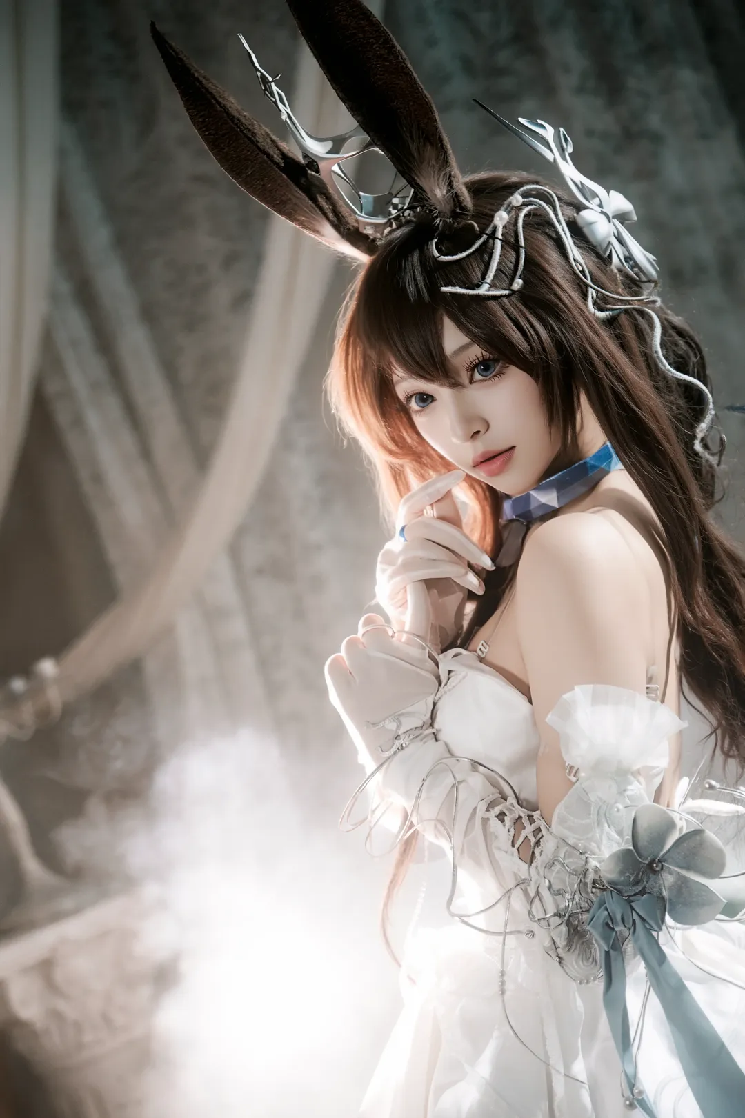 【阿米婭cos】明日方舟阿米婭的冰藍花海與光影 - 第 7 張