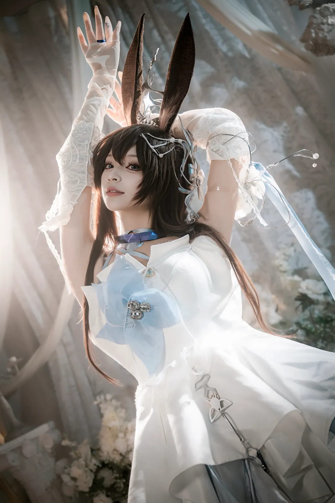 【阿米婭cos】明日方舟阿米婭的冰藍花海與光影 - 第 9 張