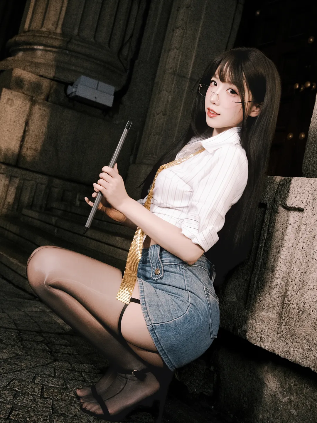 外滩夜景与工业风交织的秘书制服主题写真 - 第 10 张