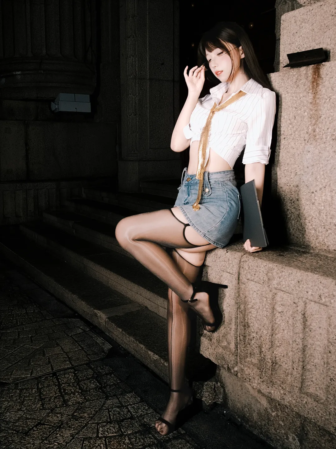 外滩夜景与工业风交织的秘书制服主题写真 - 第 15 张
