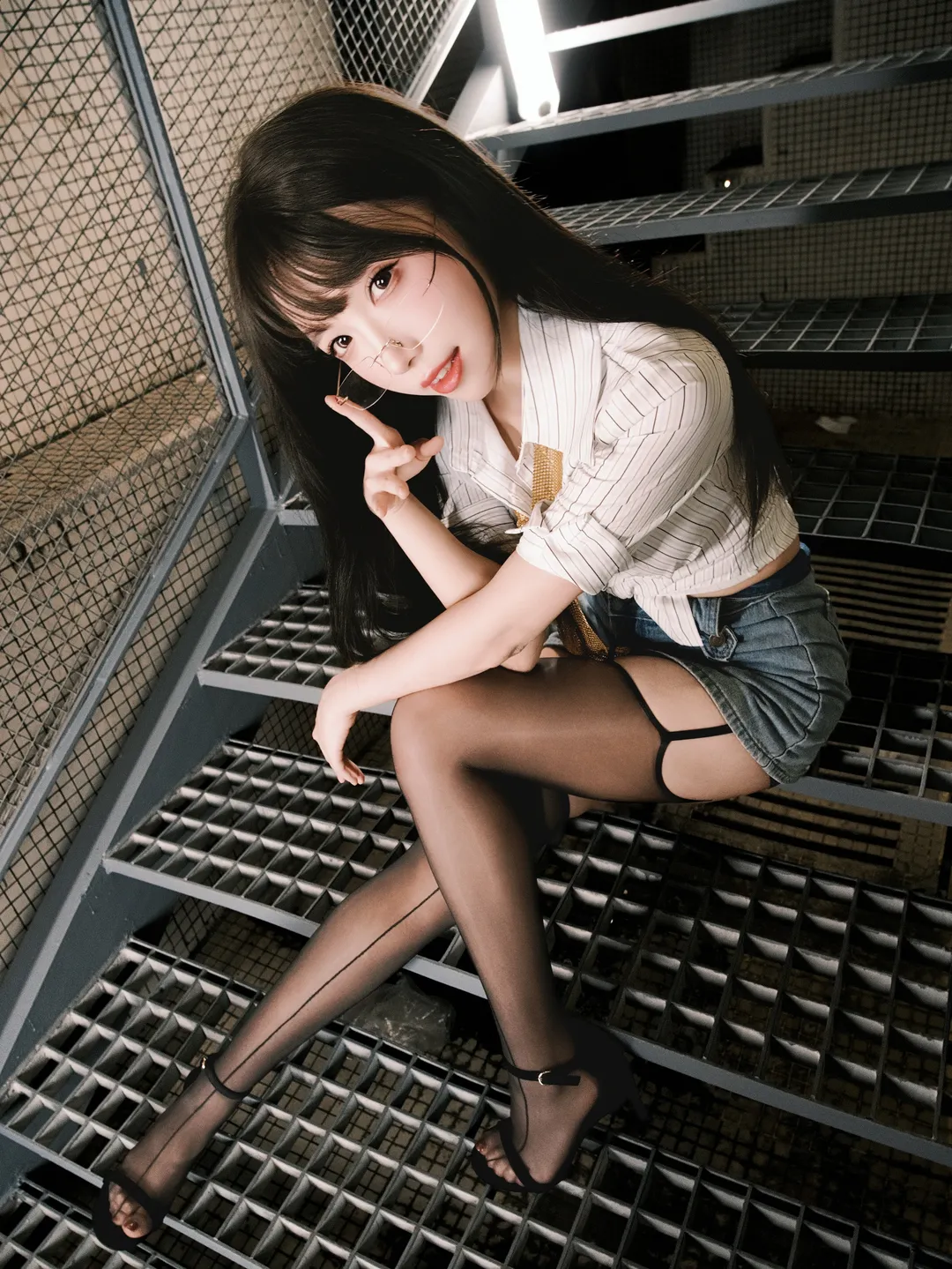 外滩夜景与工业风交织的秘书制服主题写真 - 第 16 张