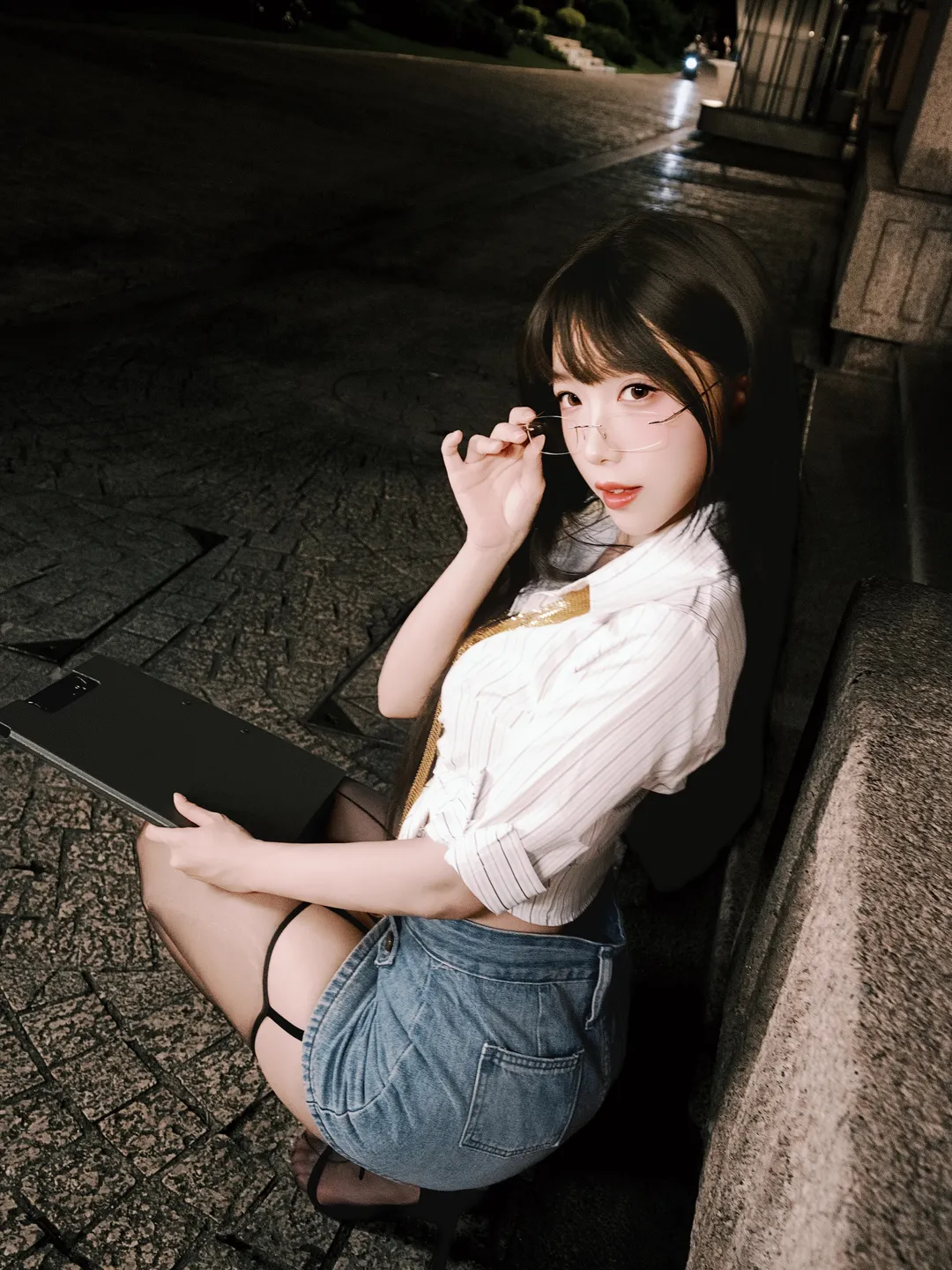 外滩夜景与工业风交织的秘书制服主题写真 - 第 17 张