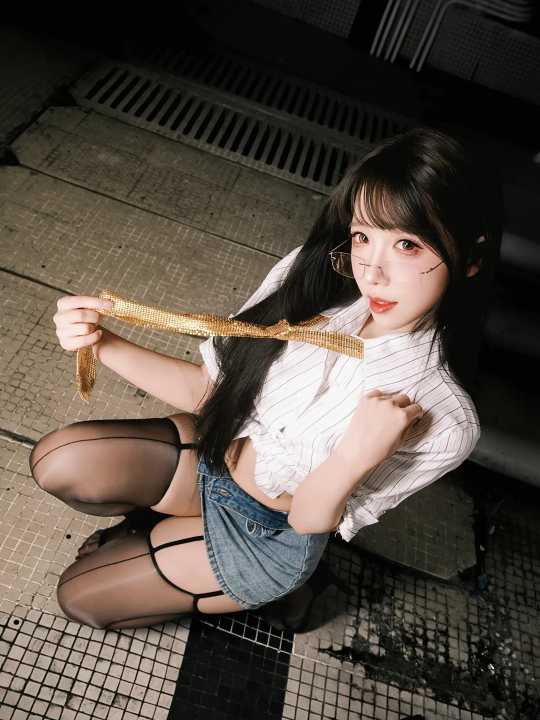 外滩夜景与工业风交织的秘书制服主题写真 - 第 7 张