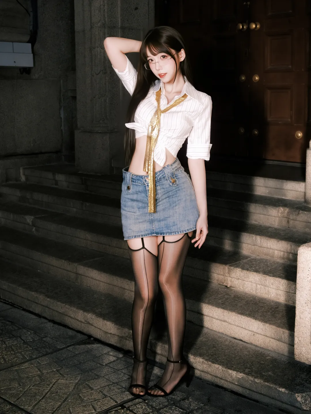 外滩夜景与工业风交织的秘书制服主题写真 - 第 8 张